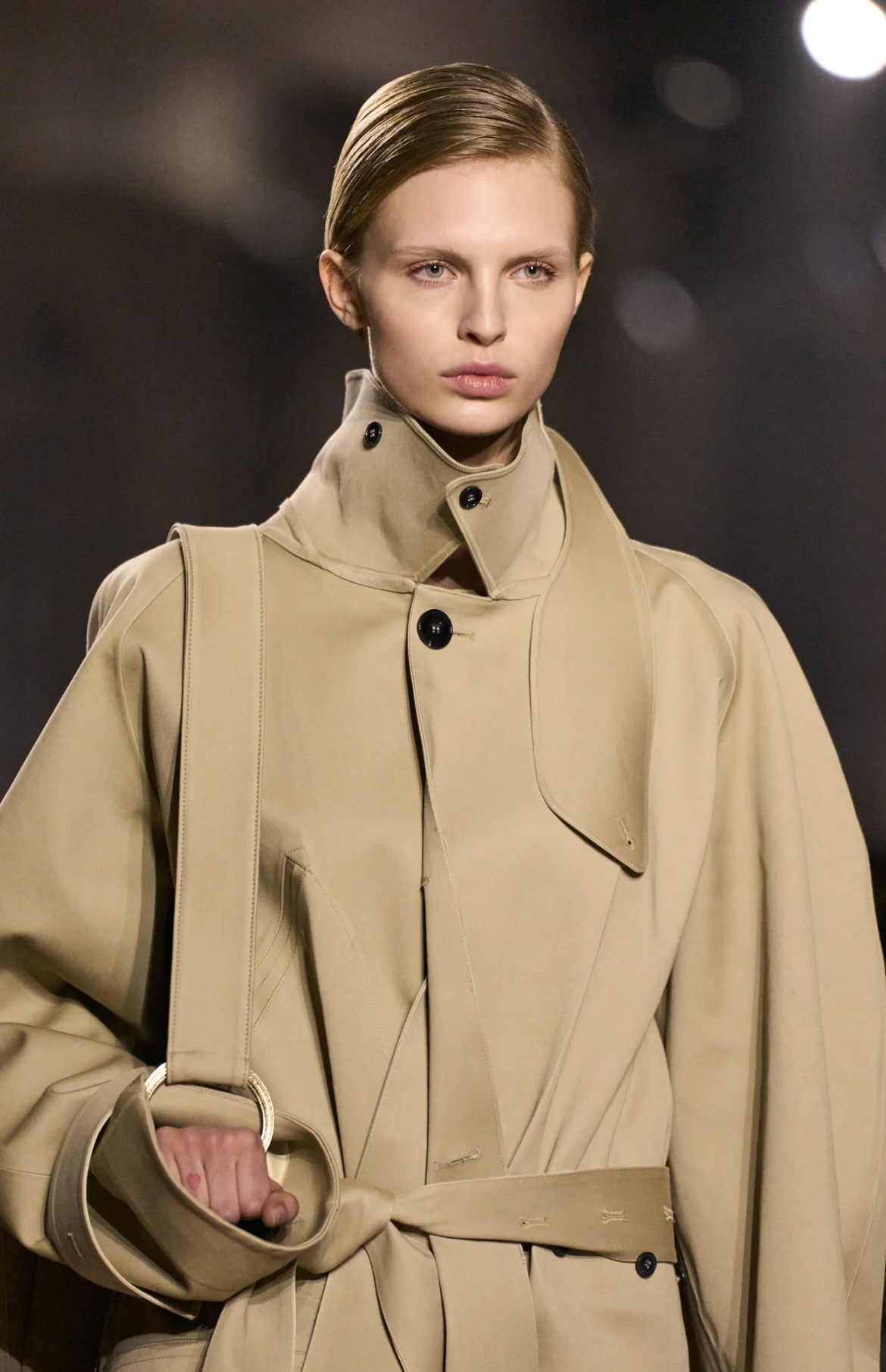 «Депрессивные» укладки и «стеклянные» губы: 12 бьюти-трендов осени 2025 (фото 68)