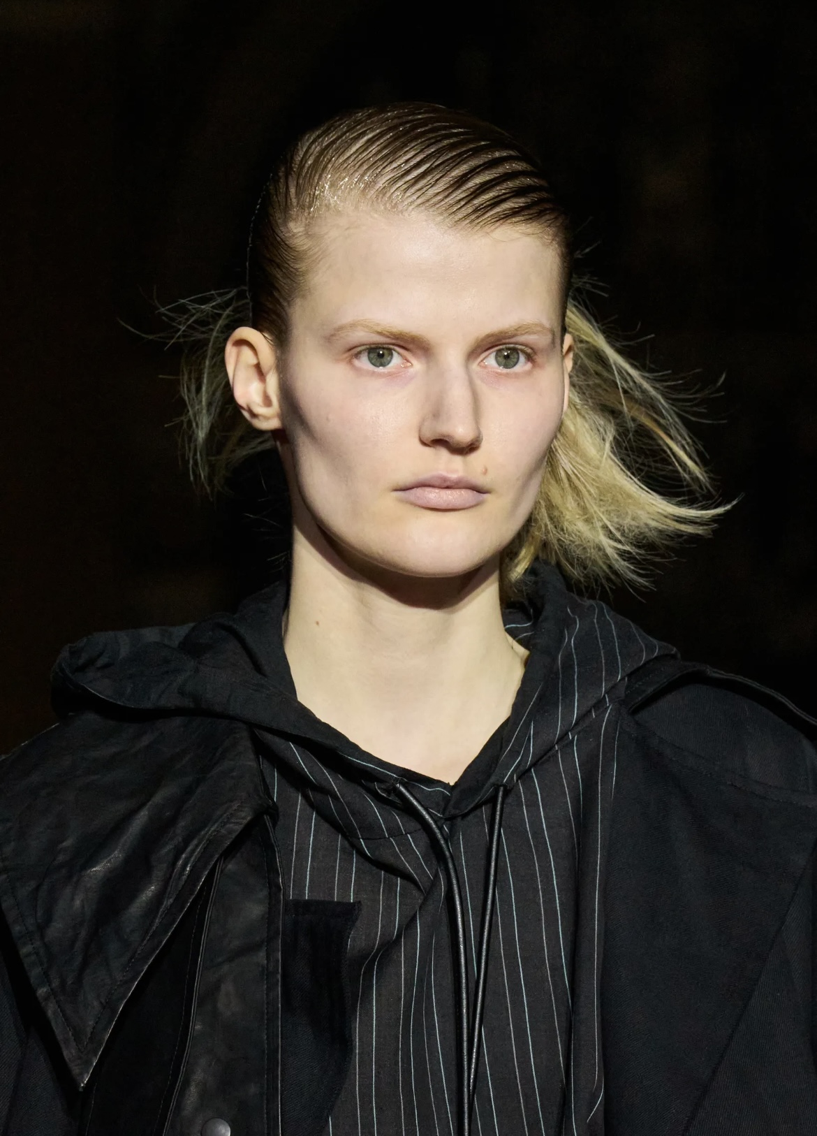 «Депрессивные» укладки и «стеклянные» губы: 12 бьюти-трендов осени 2025 (фото 67)