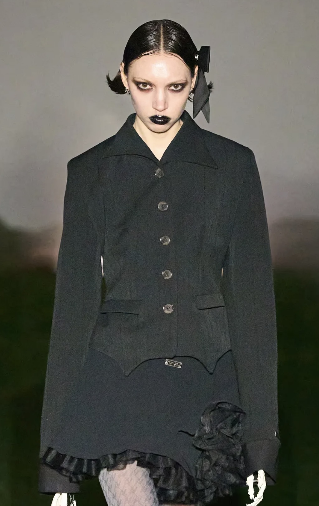 «Депрессивные» укладки и «стеклянные» губы: 12 бьюти-трендов осени 2025 (фото 74)