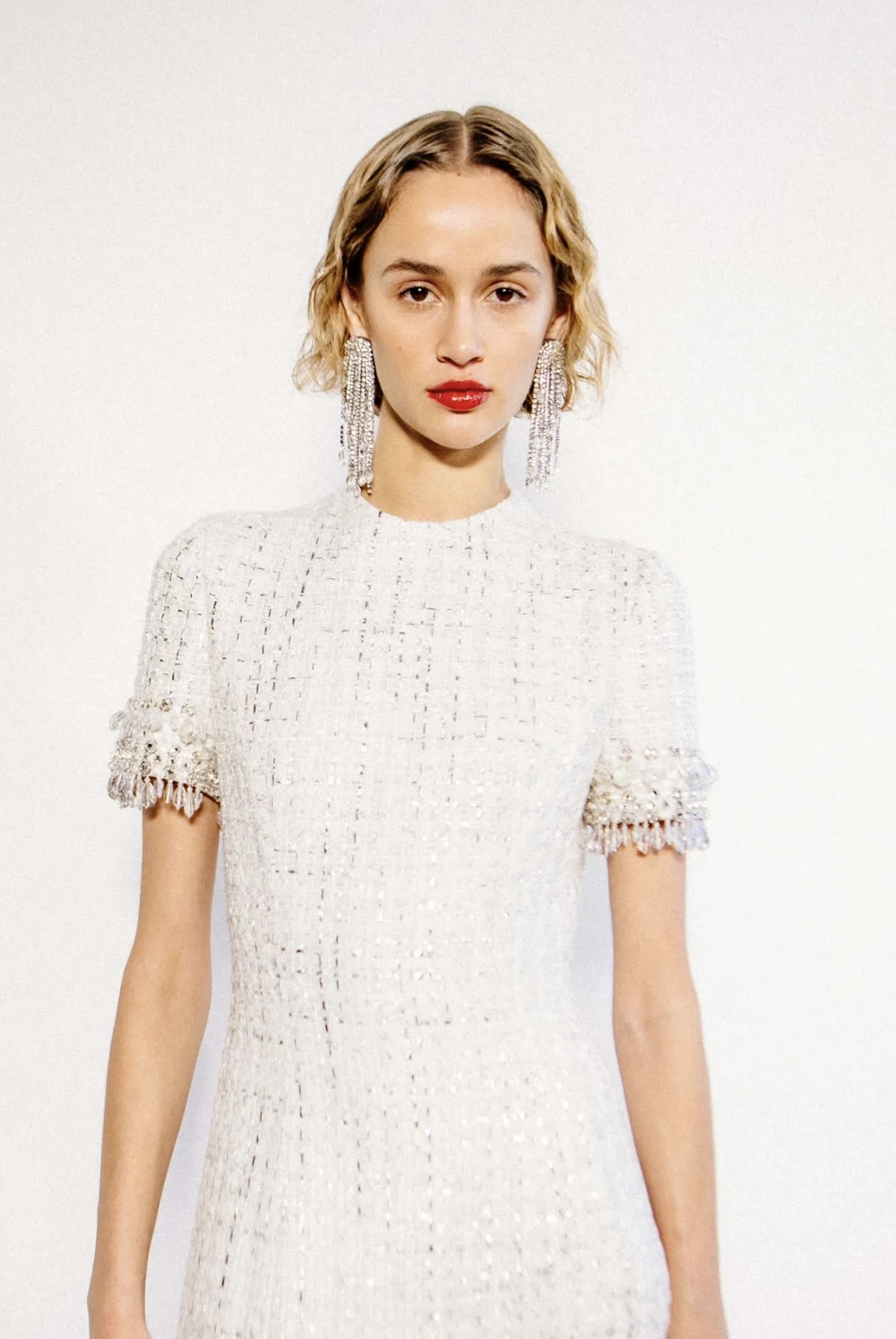 «Депрессивные» укладки и «стеклянные» губы: 12 бьюти-трендов осени 2025 (фото 72)