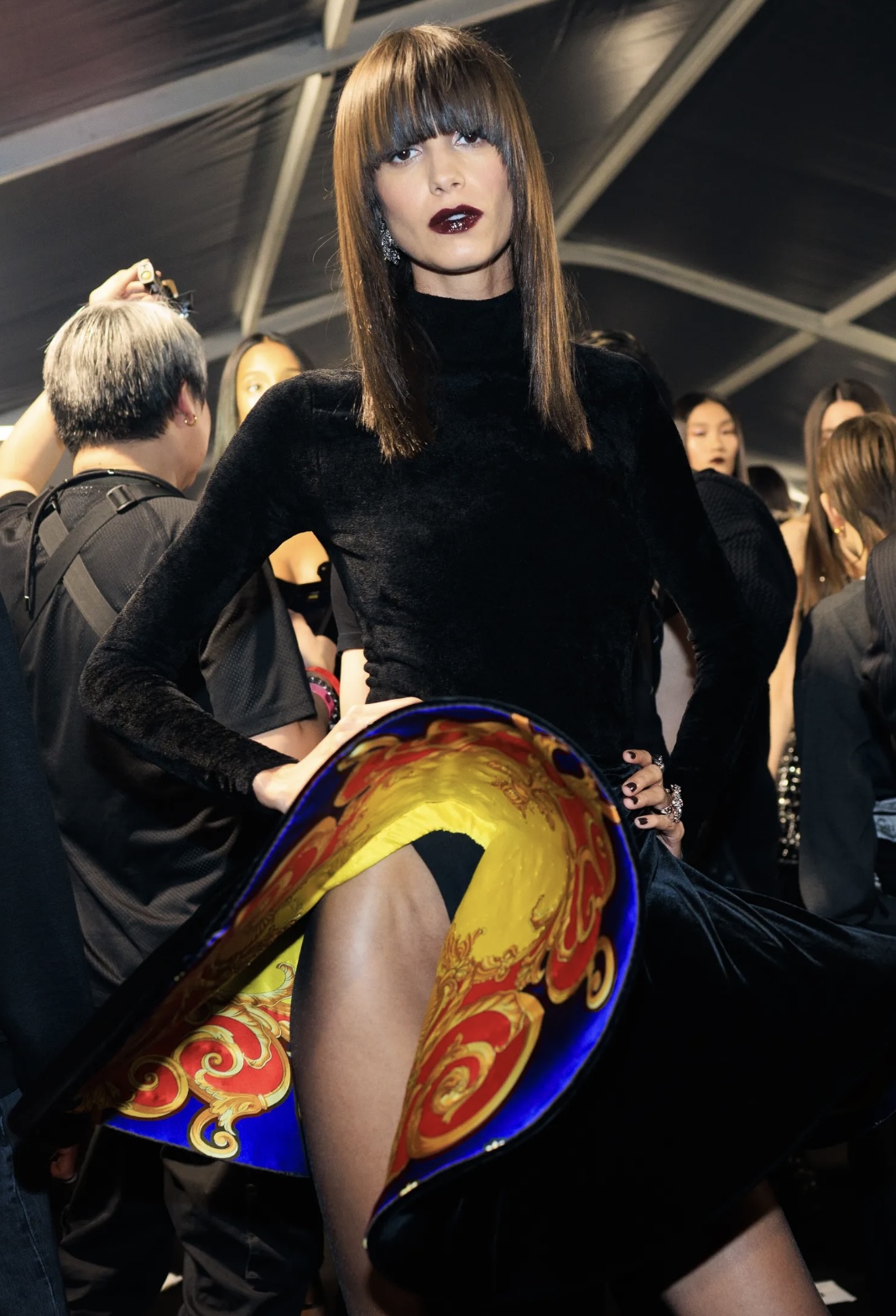 «Депрессивные» укладки и «стеклянные» губы: 12 бьюти-трендов осени 2025 (фото 71)