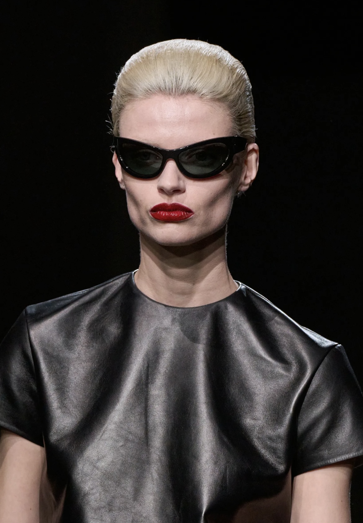 «Депрессивные» укладки и «стеклянные» губы: 12 бьюти-трендов осени 2025 (фото 73)