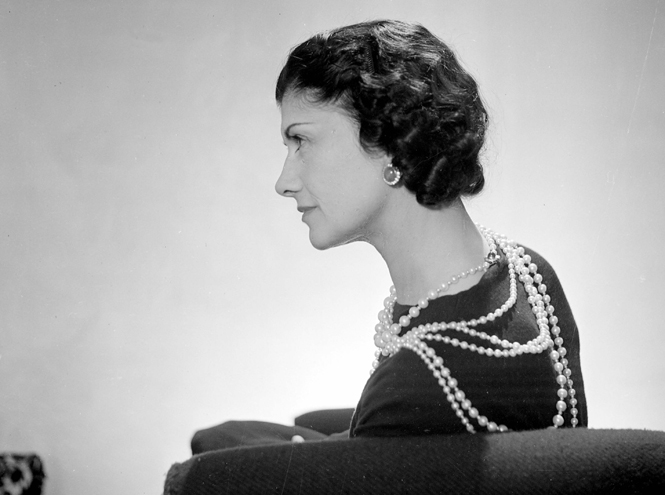 «Чем хуже у девушки дела, тем лучше она должна выглядеть»: 20 цитат Коко Шанель о любви, красоте и моде (фото 4)