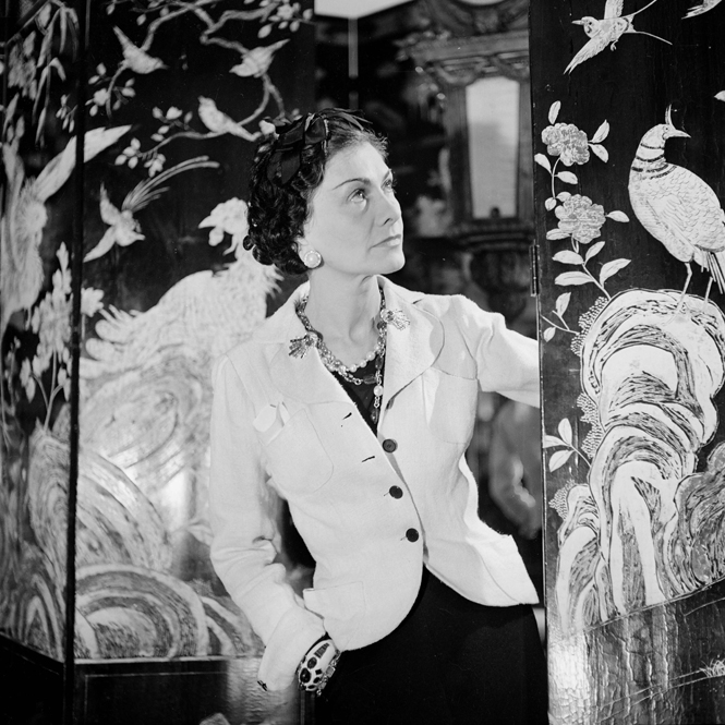 «Чем хуже у девушки дела, тем лучше она должна выглядеть»: 20 цитат Коко Шанель о любви, красоте и моде (фото 1)