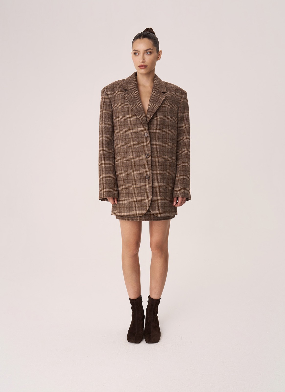 Широко мыслим: 24 жакета с акцентными плечами (фото 5)