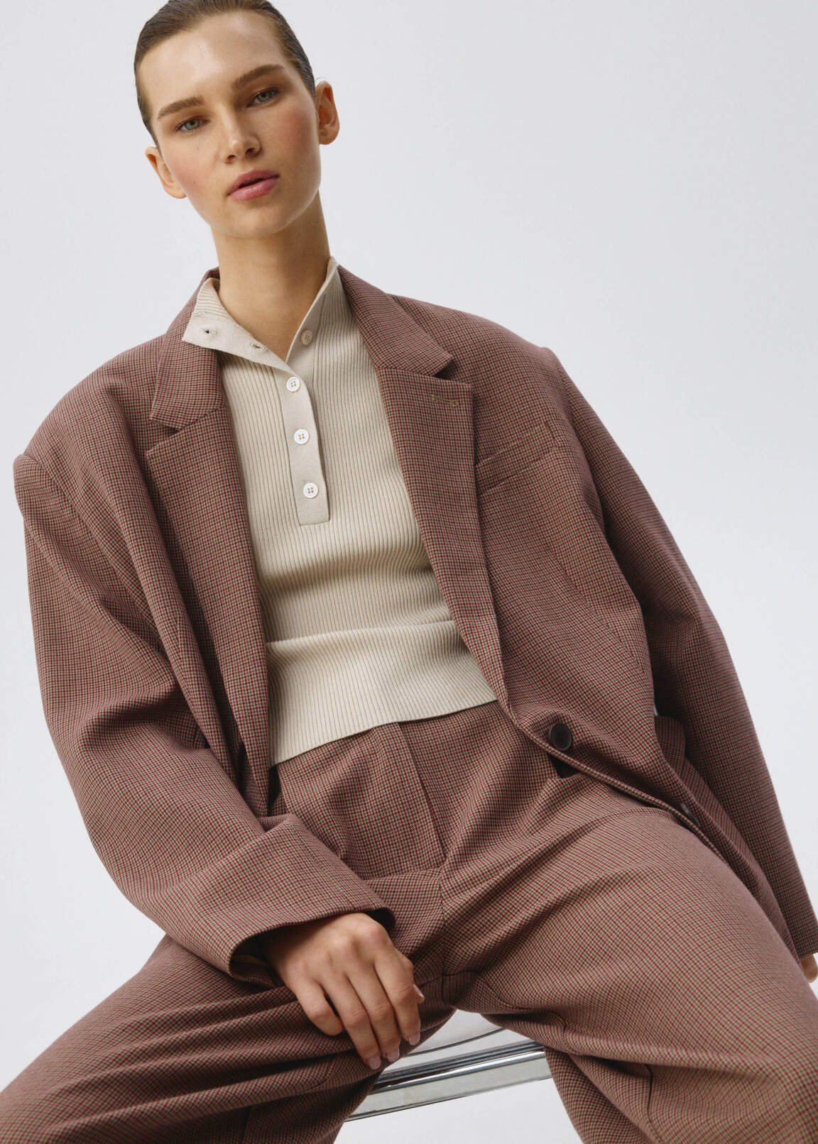 Широко мыслим: 24 жакета с акцентными плечами (фото 15)