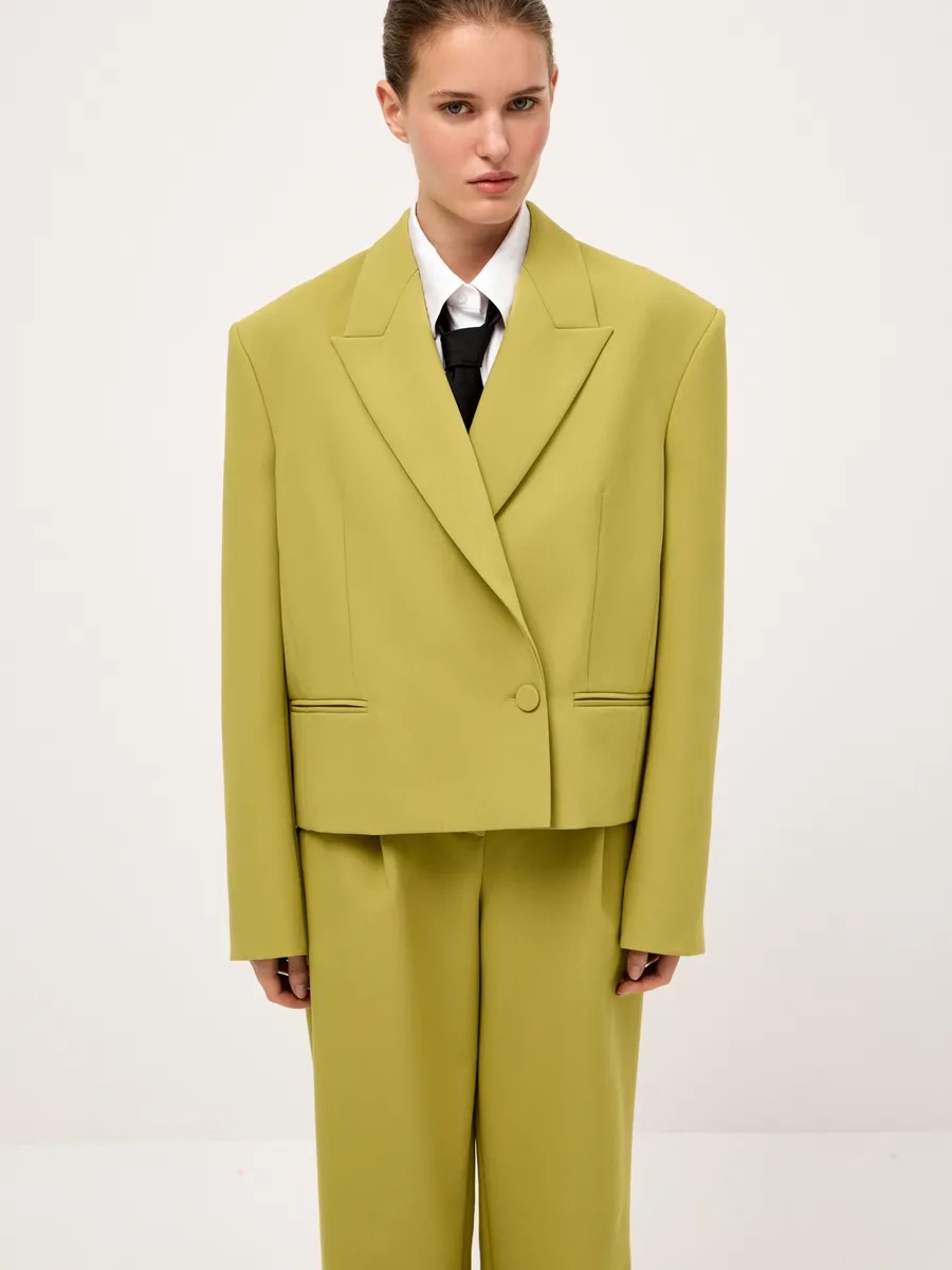 Широко мыслим: 24 жакета с акцентными плечами (фото 16)