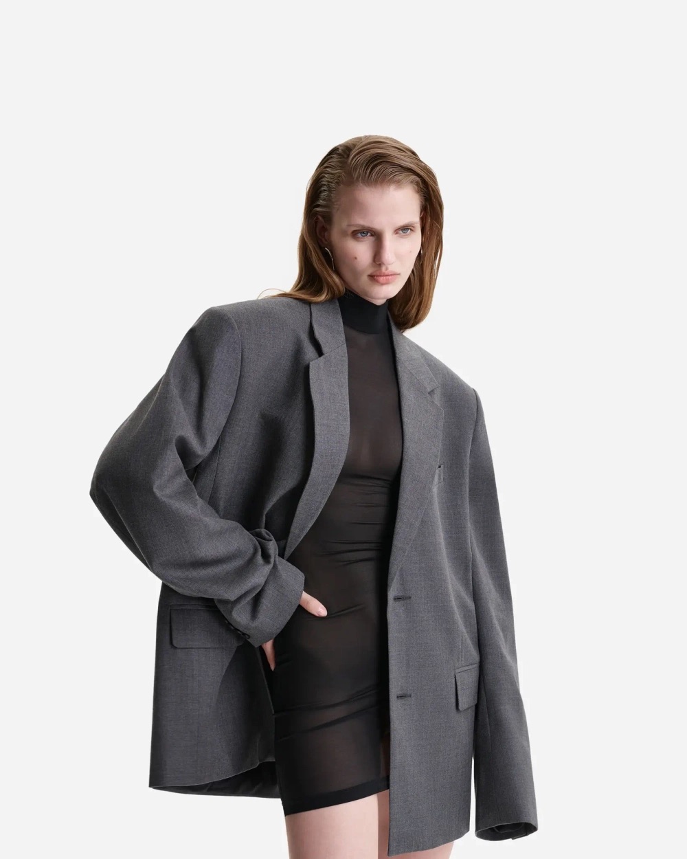 Широко мыслим: 24 жакета с акцентными плечами (фото 7)