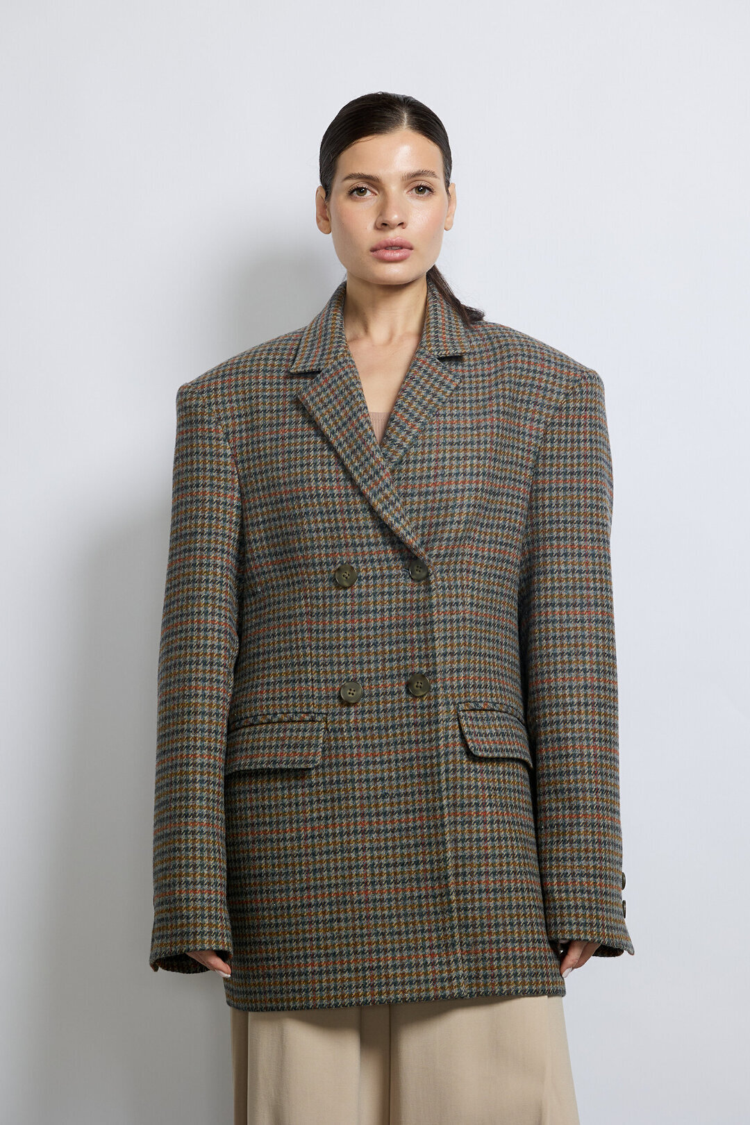 Широко мыслим: 24 жакета с акцентными плечами (фото 11)