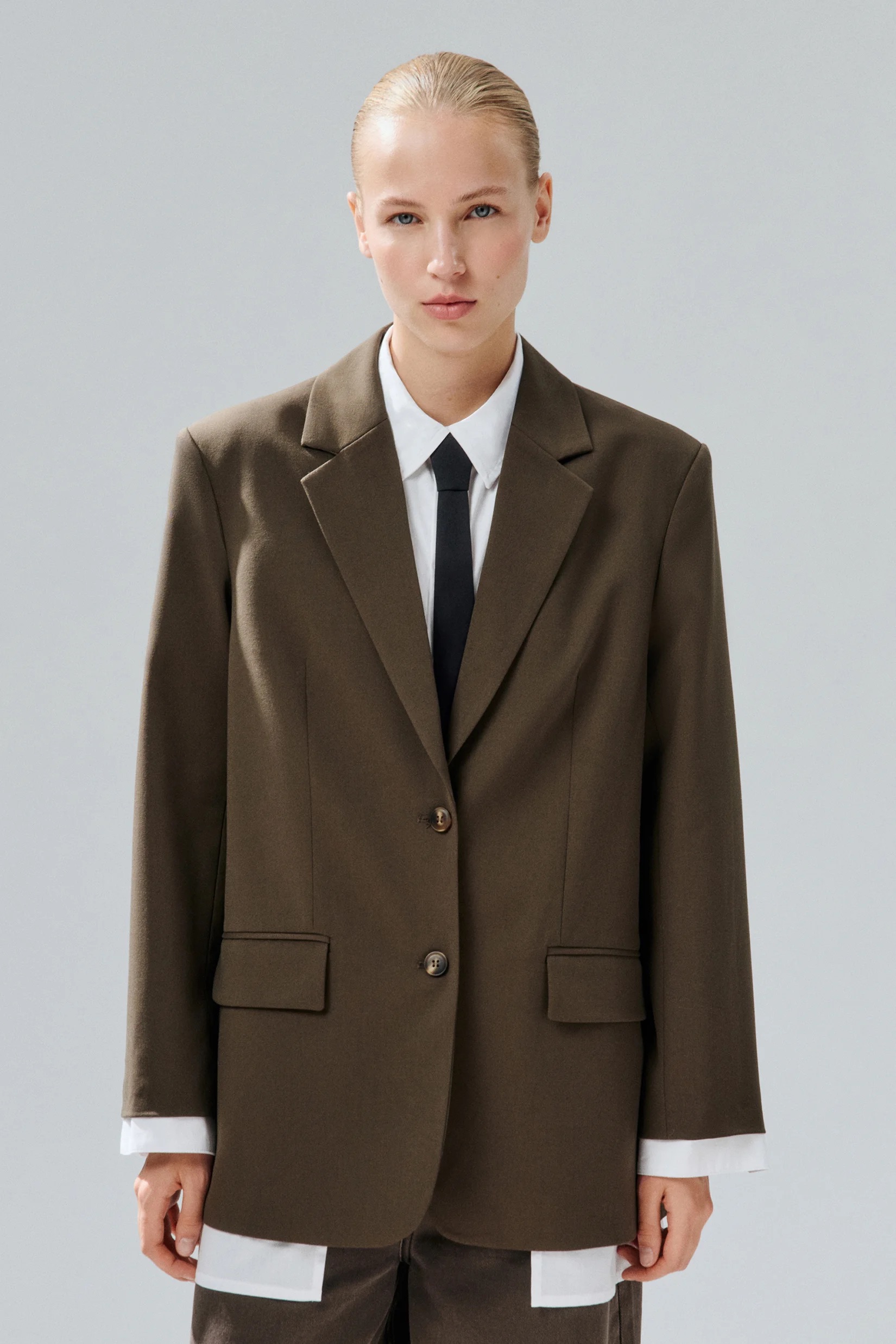 Широко мыслим: 24 жакета с акцентными плечами (фото 13)