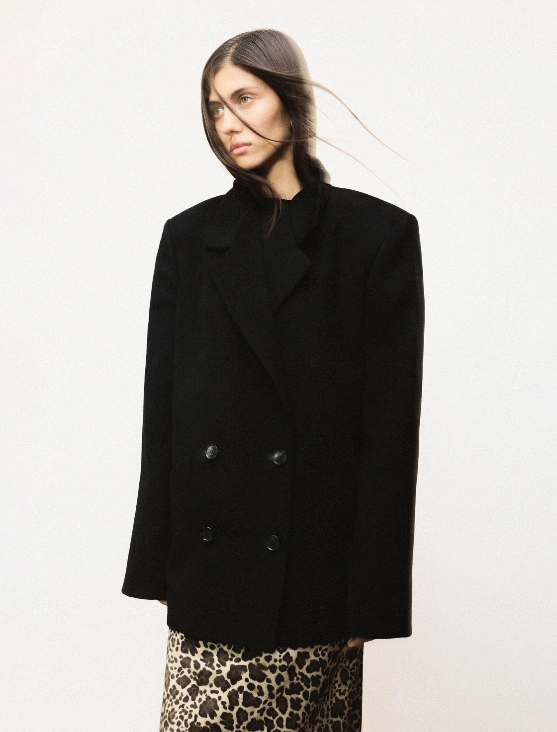 Широко мыслим: 24 жакета с акцентными плечами (фото 6)