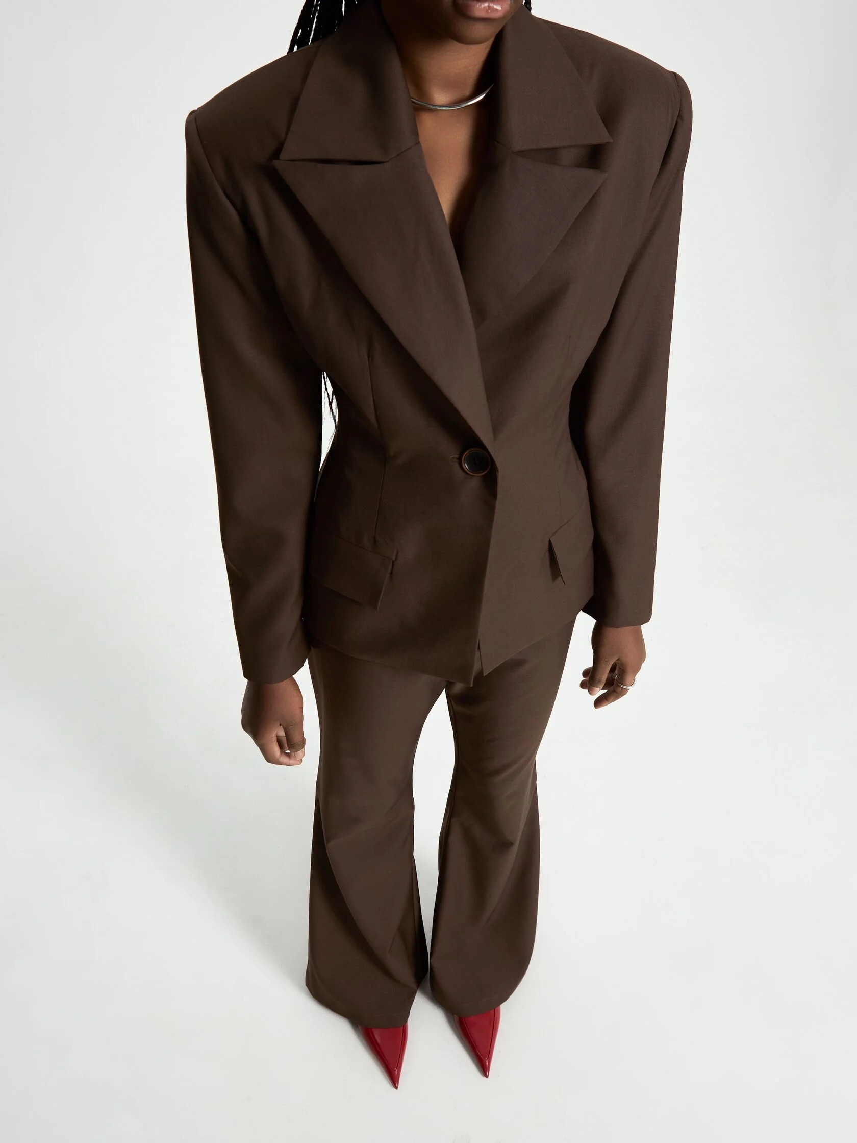 Широко мыслим: 24 жакета с акцентными плечами (фото 23)