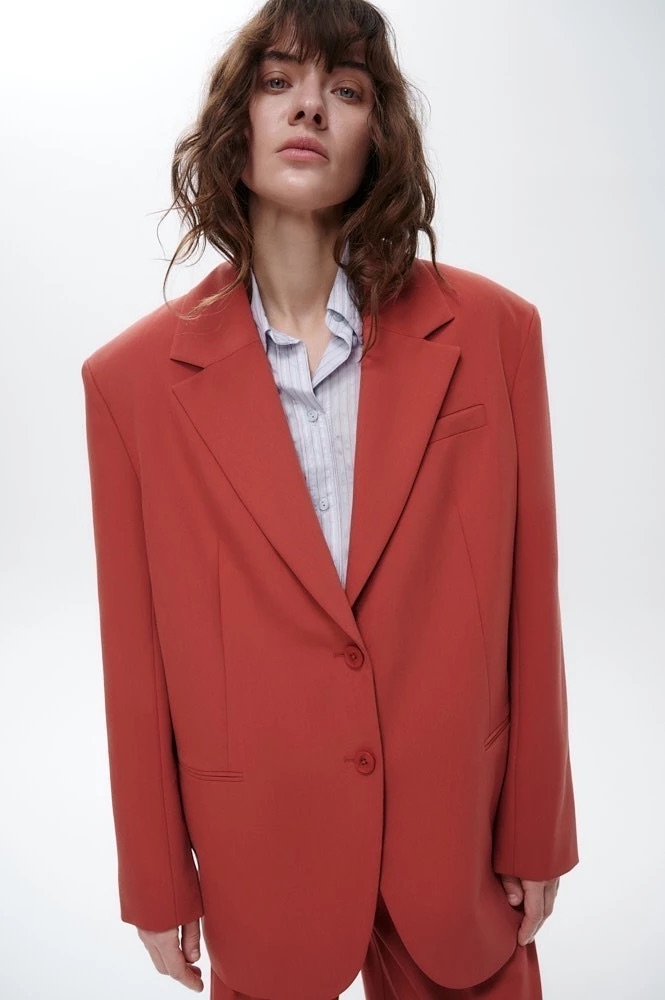 Широко мыслим: 24 жакета с акцентными плечами (фото 10)