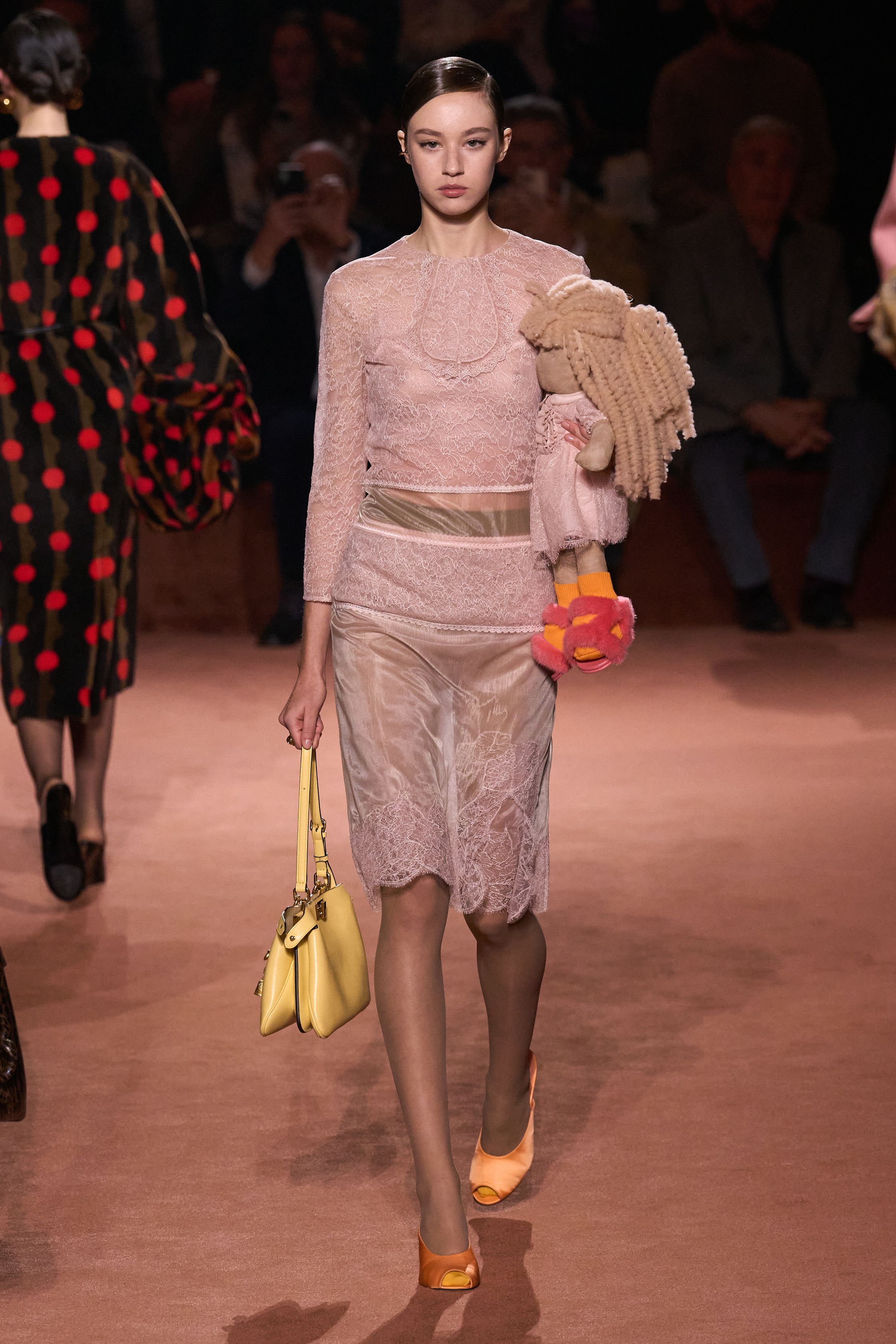 Бархат, жаккард и модная кольчуга — фактуры и ткани осень-зима 2025 (фото 34)