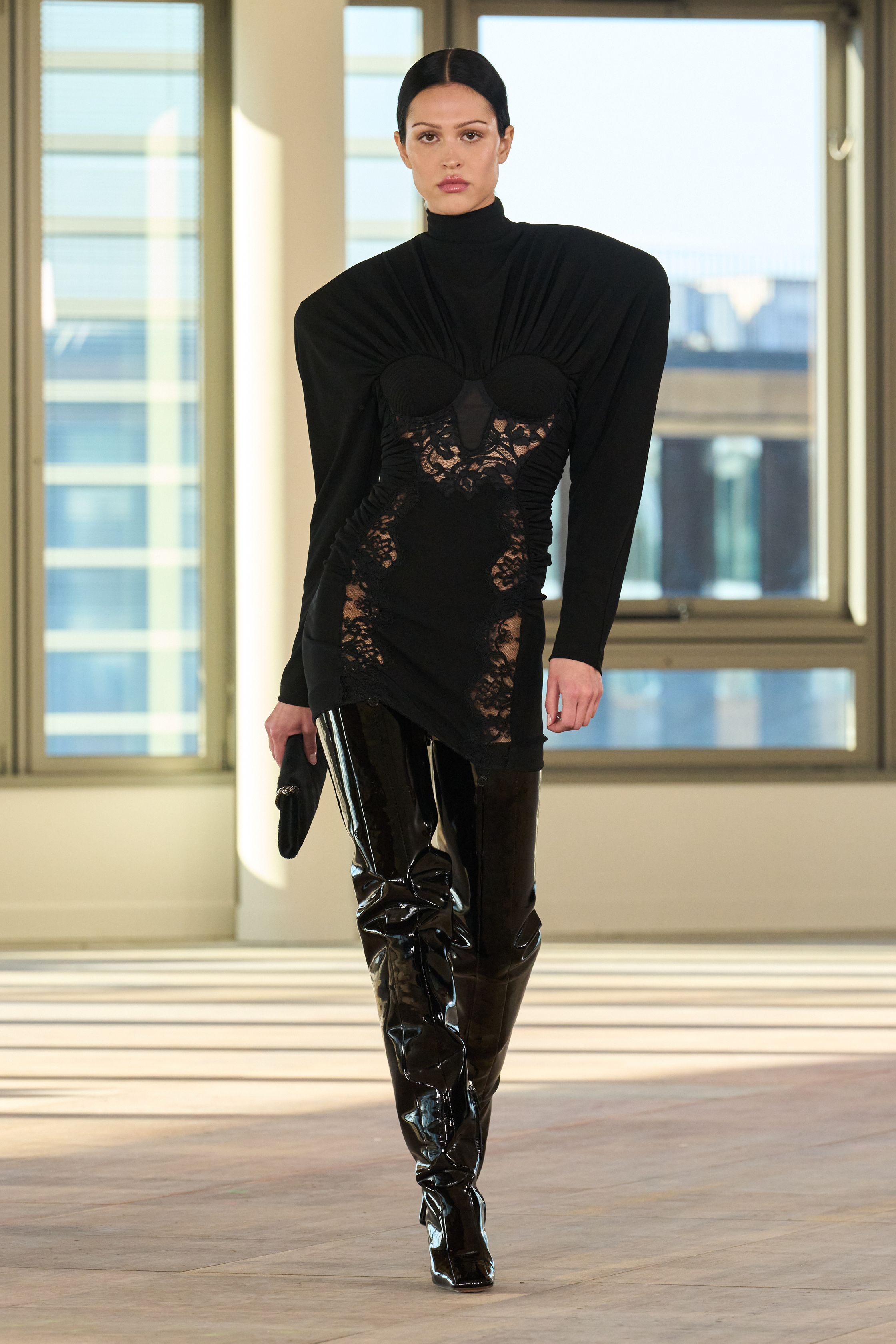 Бархат, жаккард и модная кольчуга — фактуры и ткани осень-зима 2025 (фото 36)