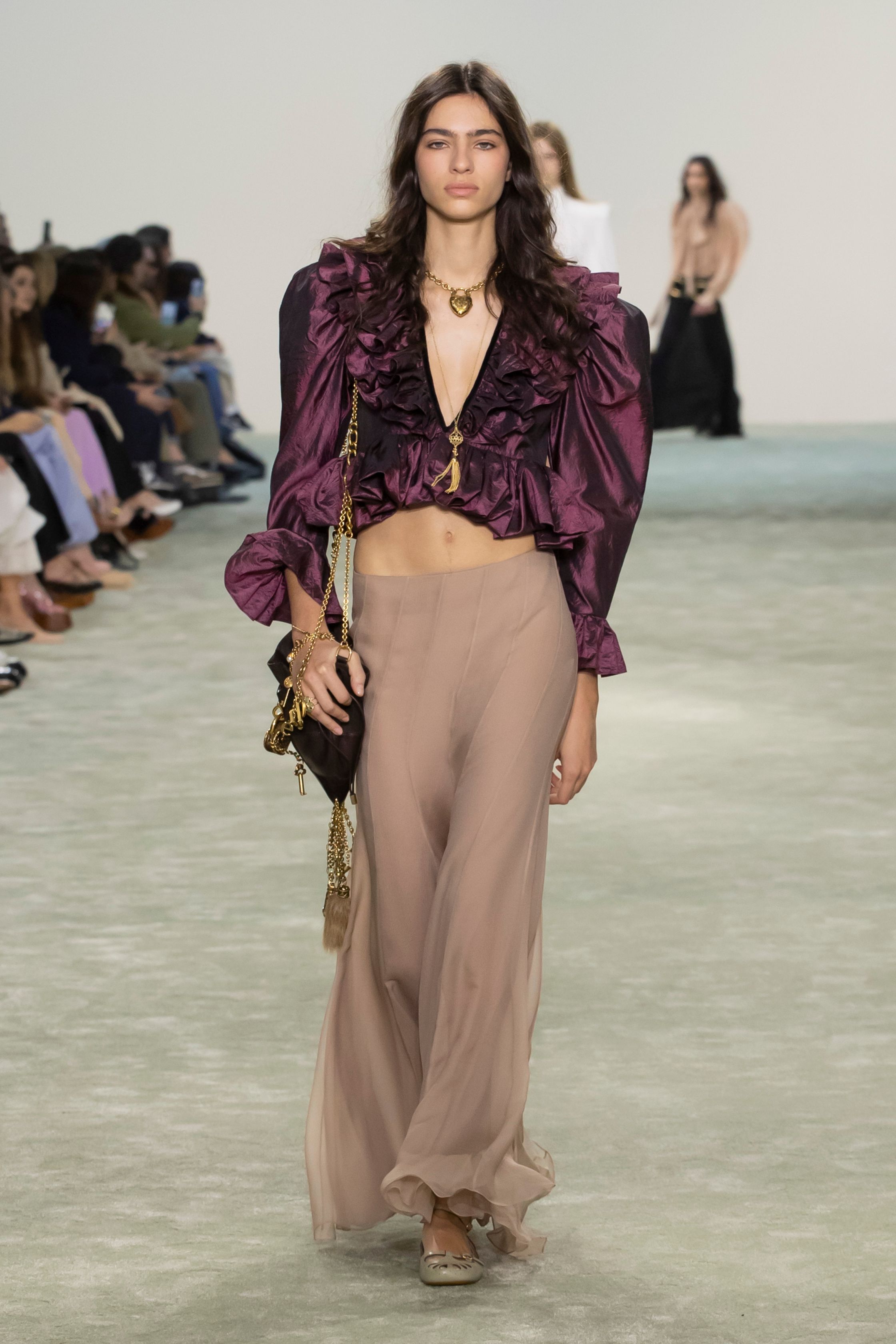 Бархат, жаккард и модная кольчуга — фактуры и ткани осень-зима 2025 (фото 20)