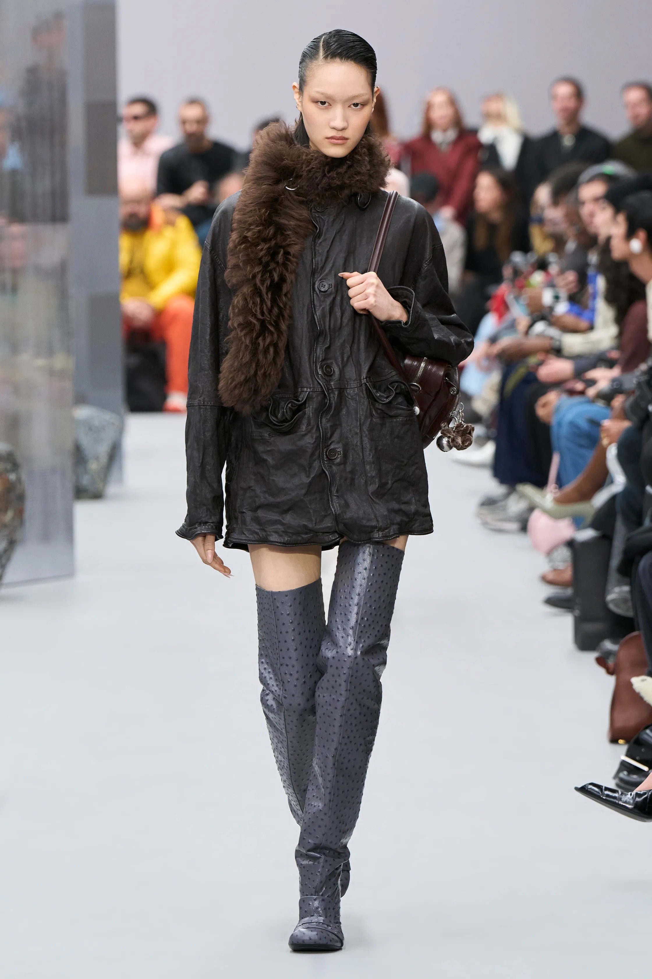 Обувь и сумки осень-зима 2025: ботфорты, туфли с открытым мыском, ридикюли и баулы (фото 2)