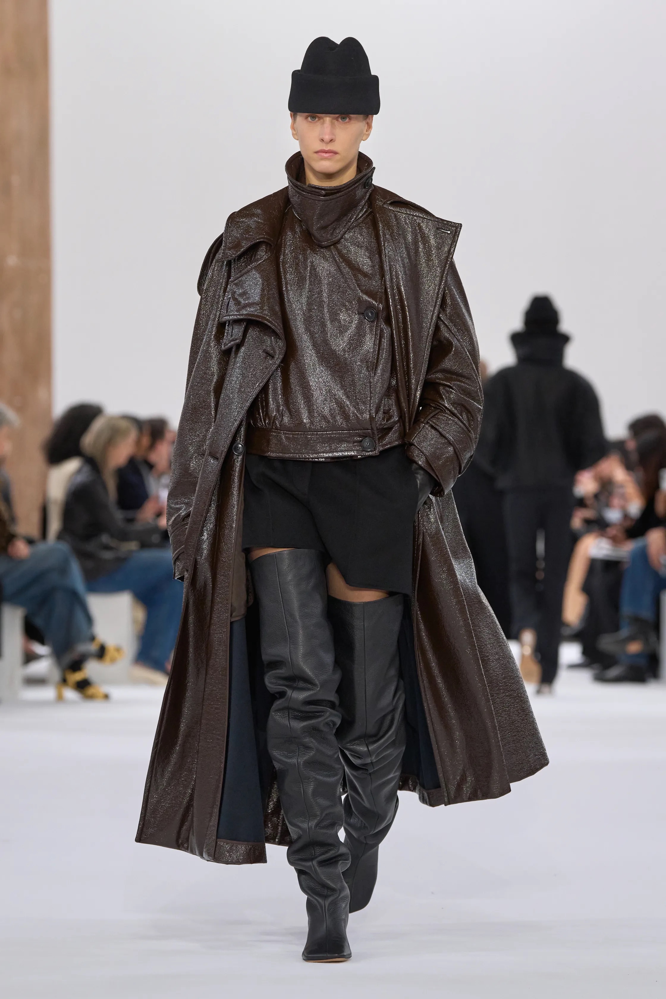 Обувь и сумки осень-зима 2025: ботфорты, туфли с открытым мыском, ридикюли и баулы (фото 6)