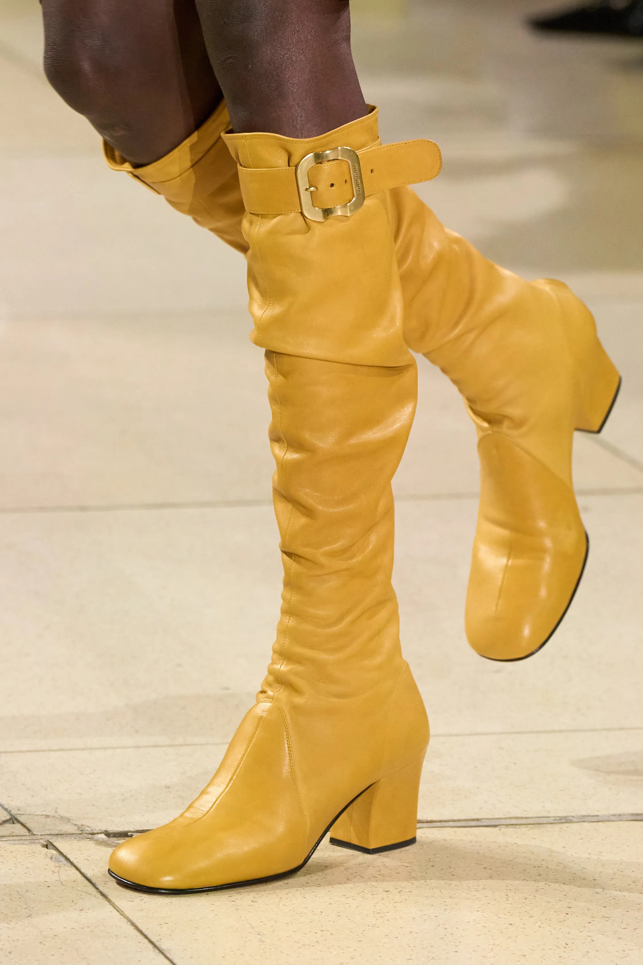 Обувь и сумки осень-зима 2025: ботфорты, туфли с открытым мыском, ридикюли и баулы (фото 4)