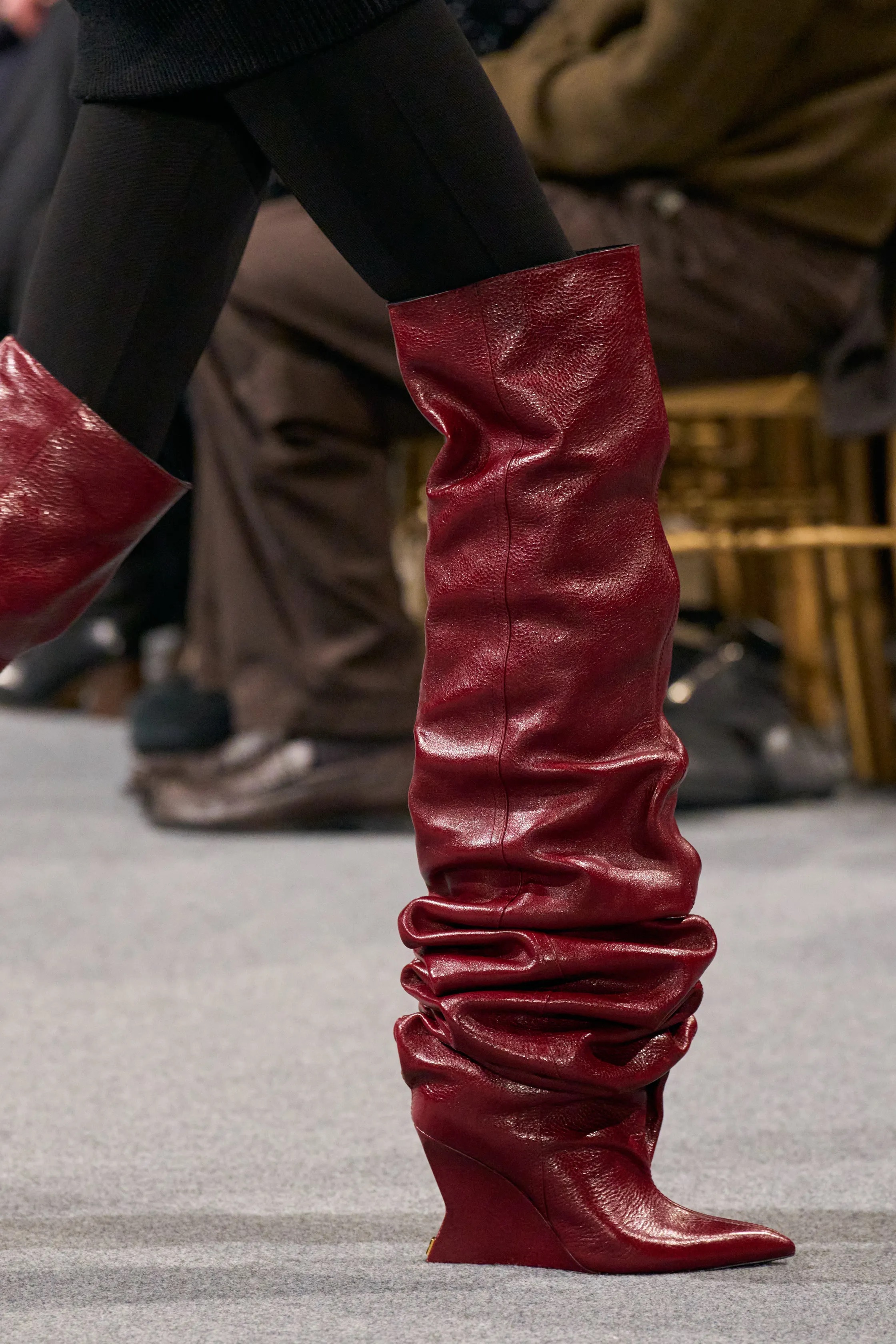 Обувь и сумки осень-зима 2025: ботфорты, туфли с открытым мыском, ридикюли и баулы (фото 1)