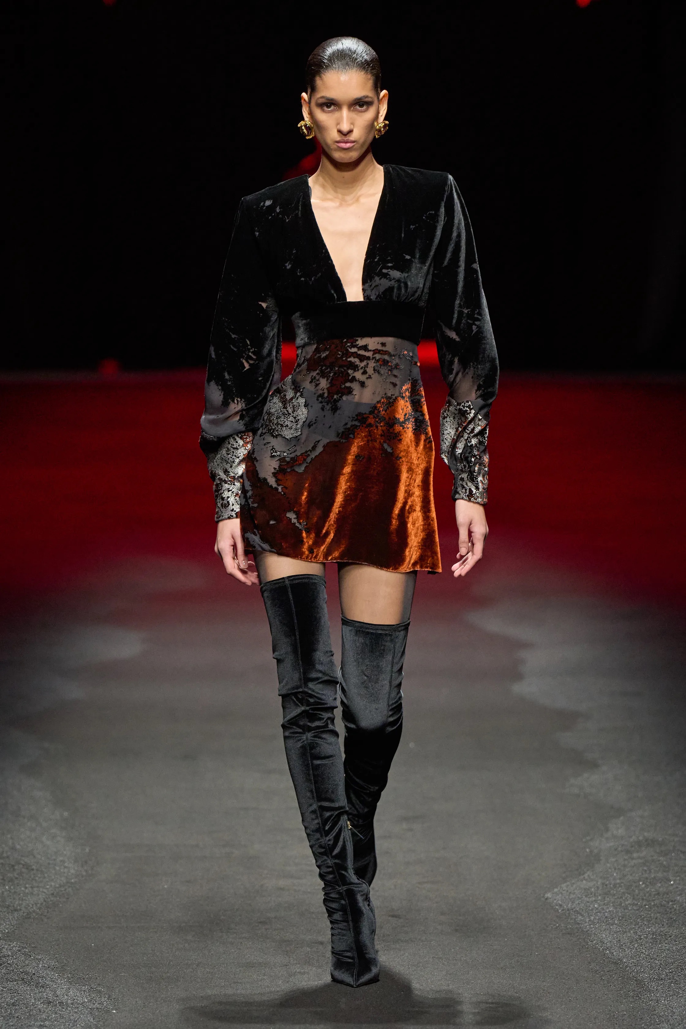 Обувь и сумки осень-зима 2025: ботфорты, туфли с открытым мыском, ридикюли и баулы (фото 8)