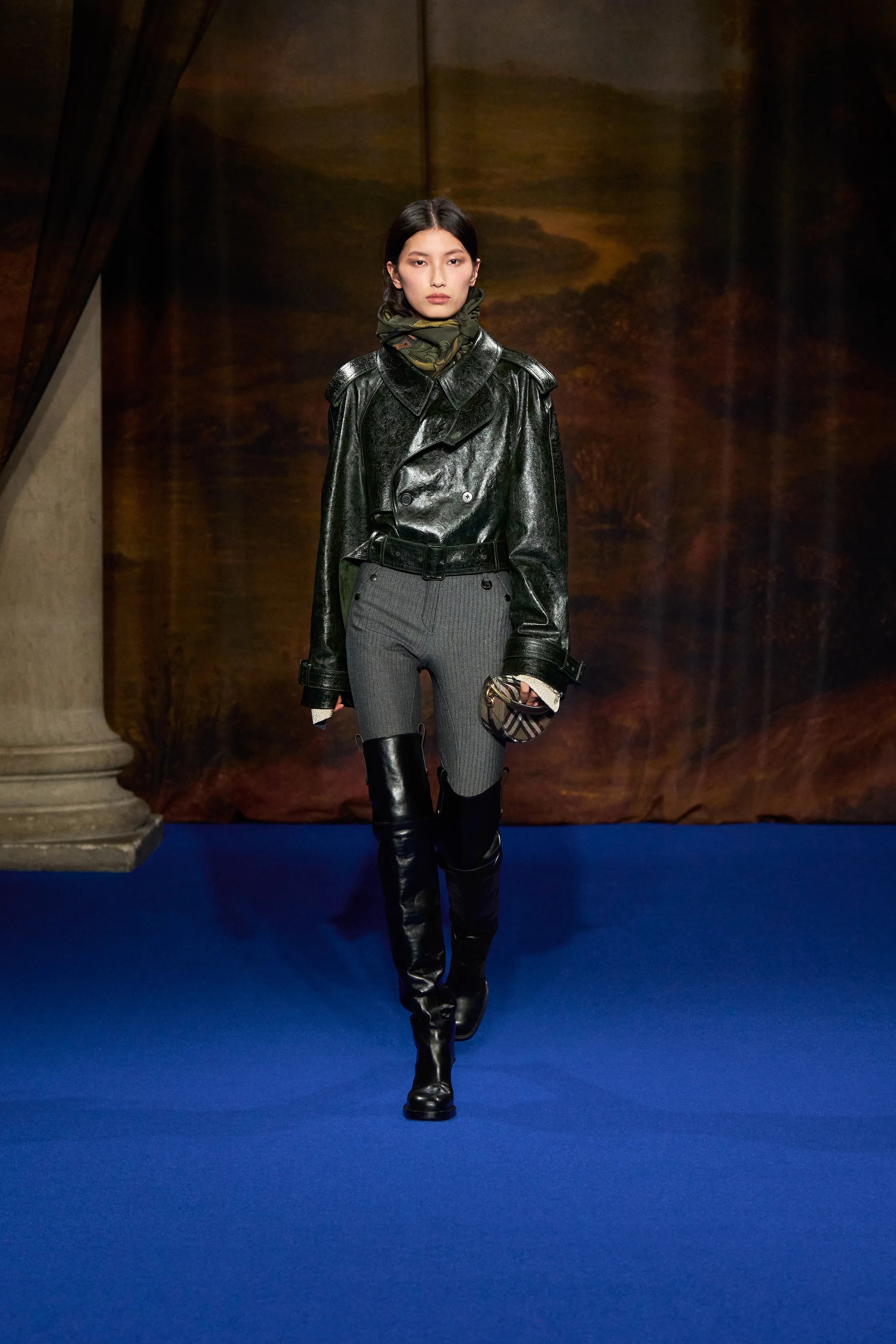 Обувь и сумки осень-зима 2025: ботфорты, туфли с открытым мыском, ридикюли и баулы (фото 5)