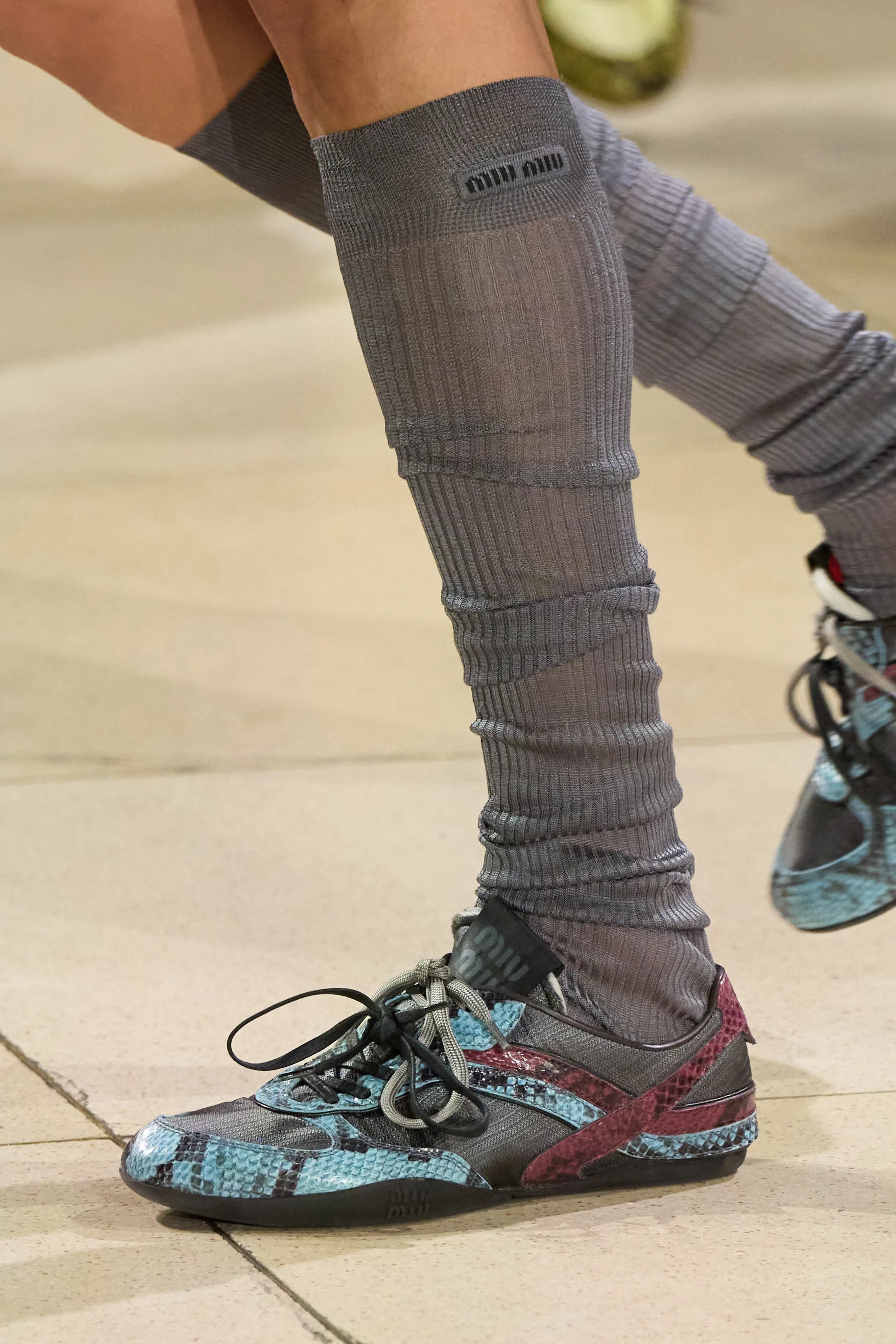 Обувь и сумки осень-зима 2025: ботфорты, туфли с открытым мыском, ридикюли и баулы (фото 10)