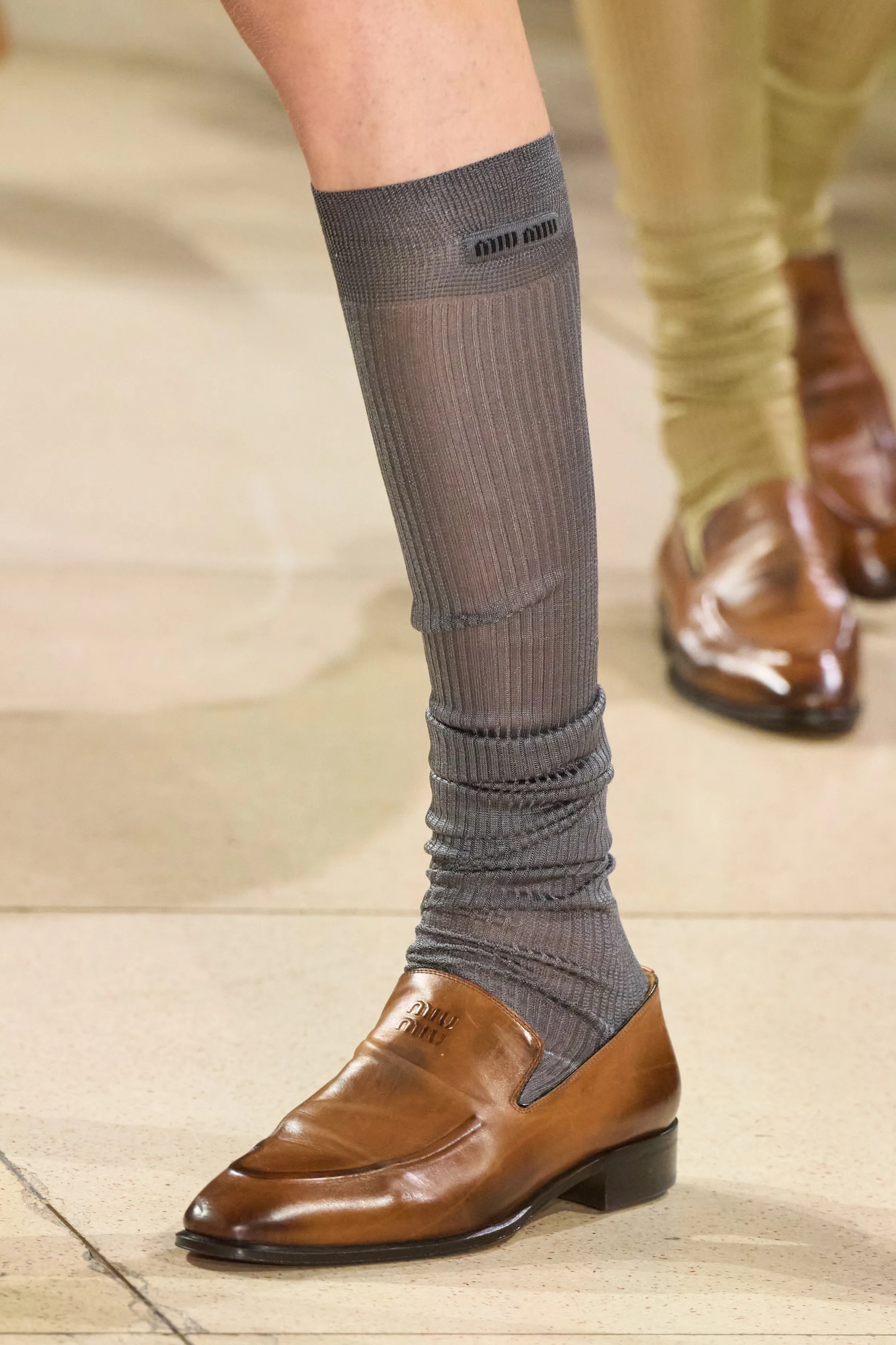 Обувь и сумки осень-зима 2025: ботфорты, туфли с открытым мыском, ридикюли и баулы (фото 18)