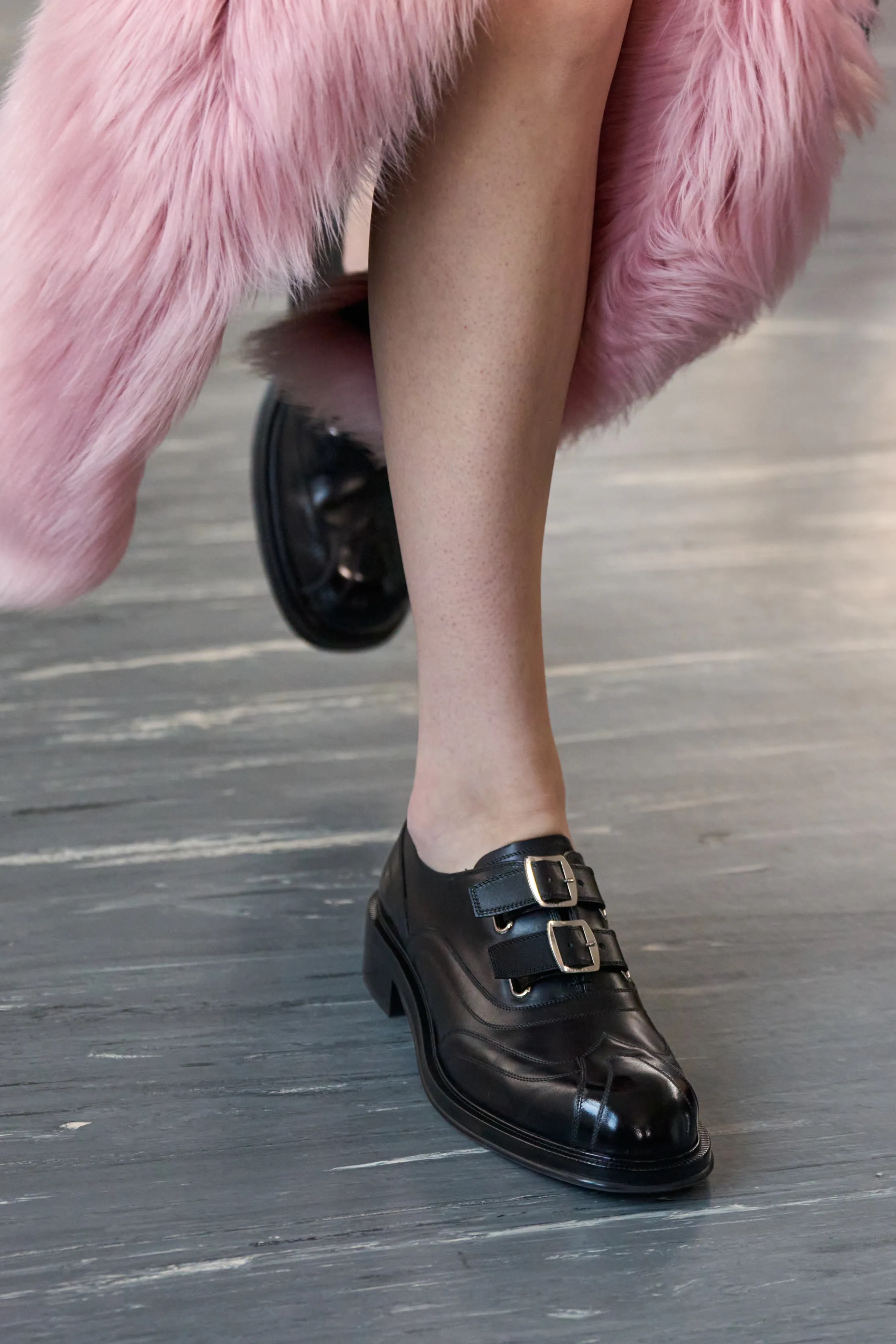 Обувь и сумки осень-зима 2025: ботфорты, туфли с открытым мыском, ридикюли и баулы (фото 19)