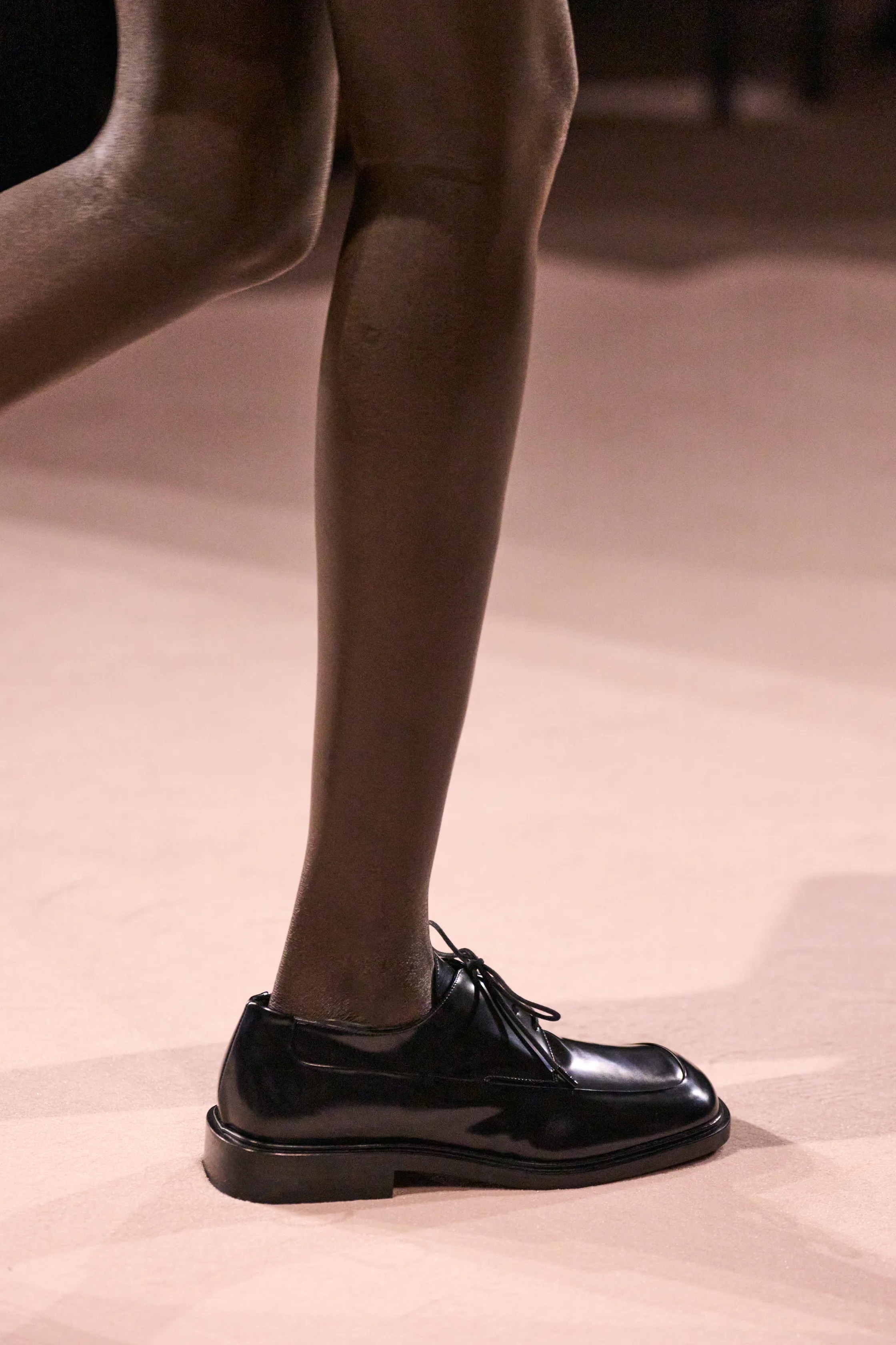 Обувь и сумки осень-зима 2025: ботфорты, туфли с открытым мыском, ридикюли и баулы (фото 14)