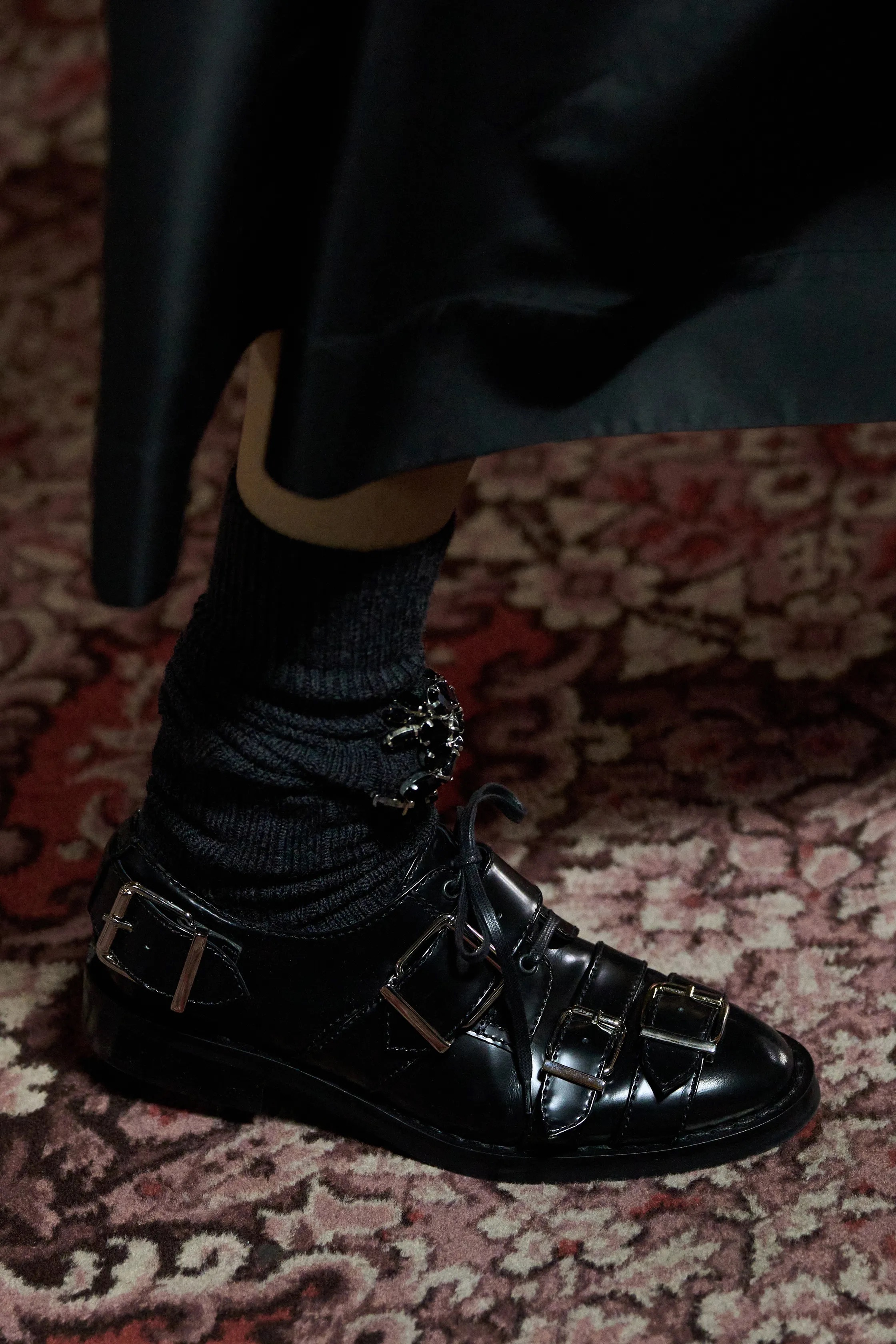 Обувь и сумки осень-зима 2025: ботфорты, туфли с открытым мыском, ридикюли и баулы (фото 16)