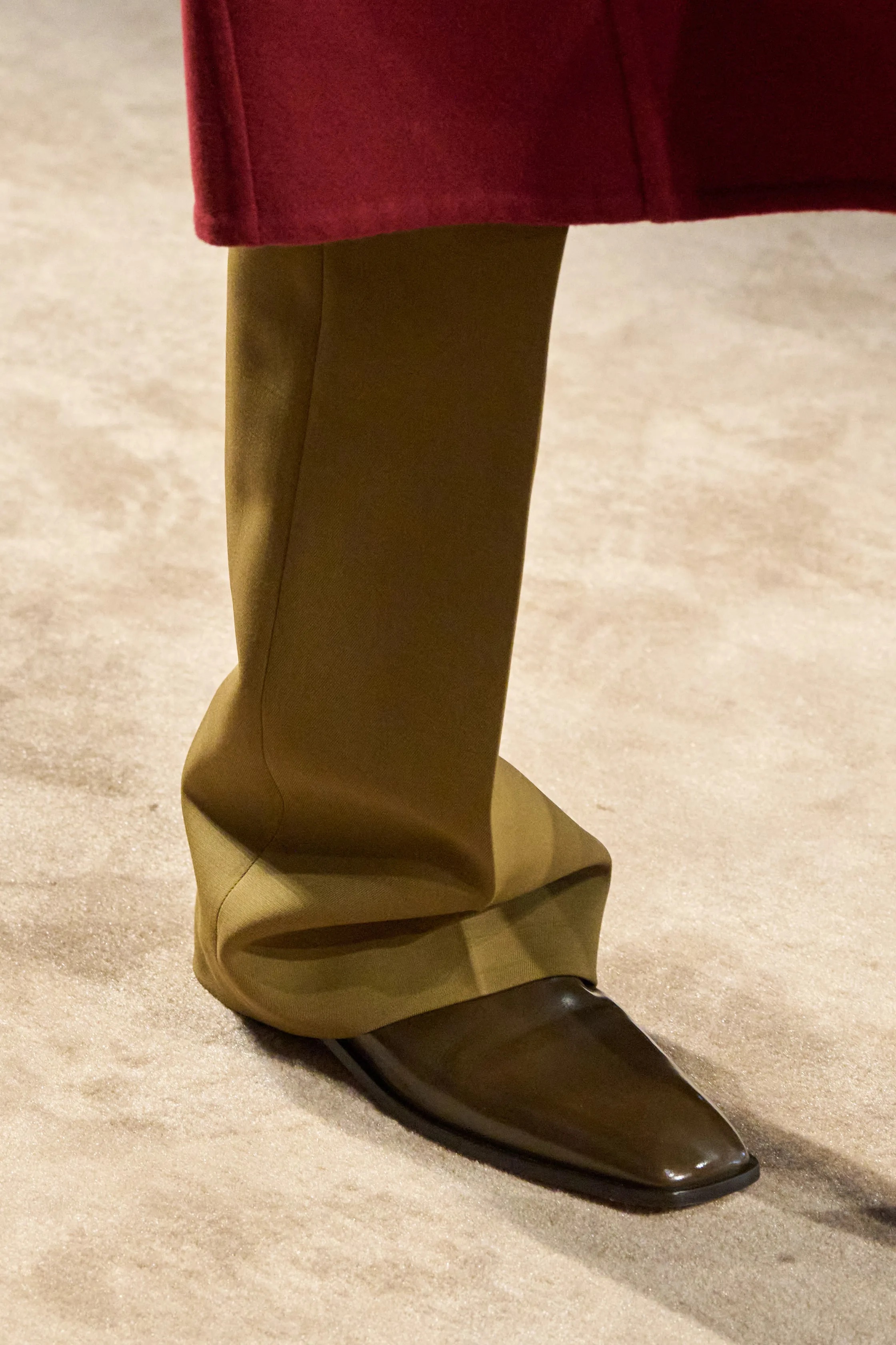 Обувь и сумки осень-зима 2025: ботфорты, туфли с открытым мыском, ридикюли и баулы (фото 15)