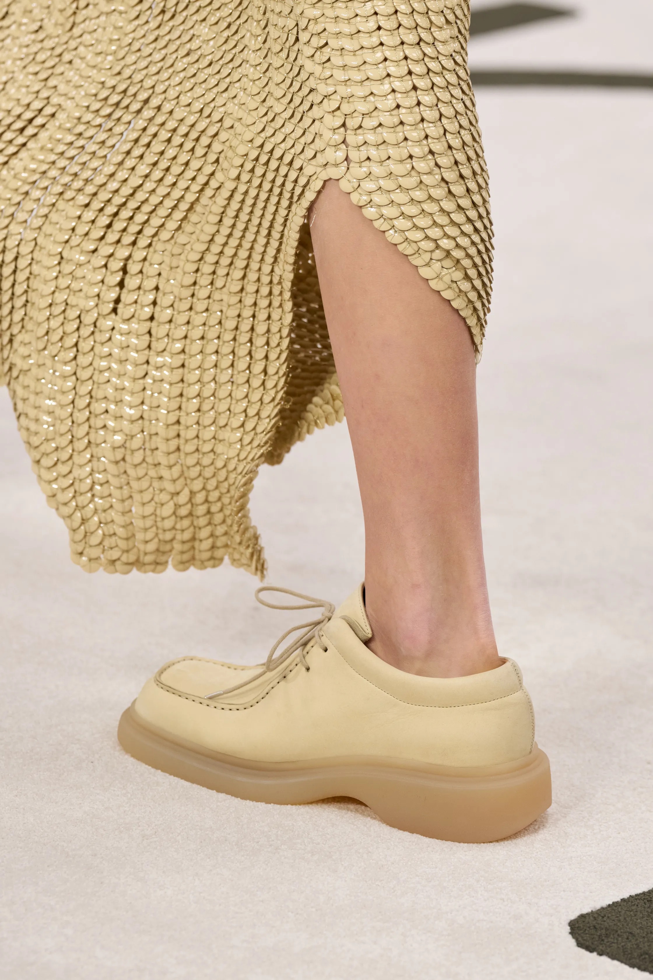 Обувь и сумки осень-зима 2025: ботфорты, туфли с открытым мыском, ридикюли и баулы (фото 17)