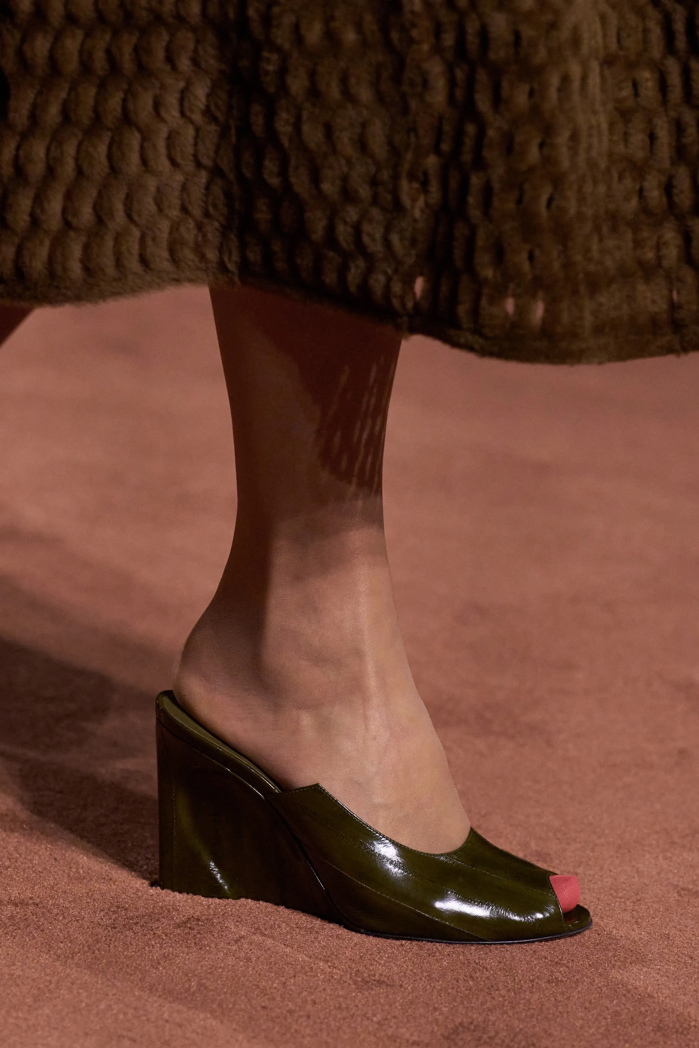 Обувь и сумки осень-зима 2025: ботфорты, туфли с открытым мыском, ридикюли и баулы (фото 22)