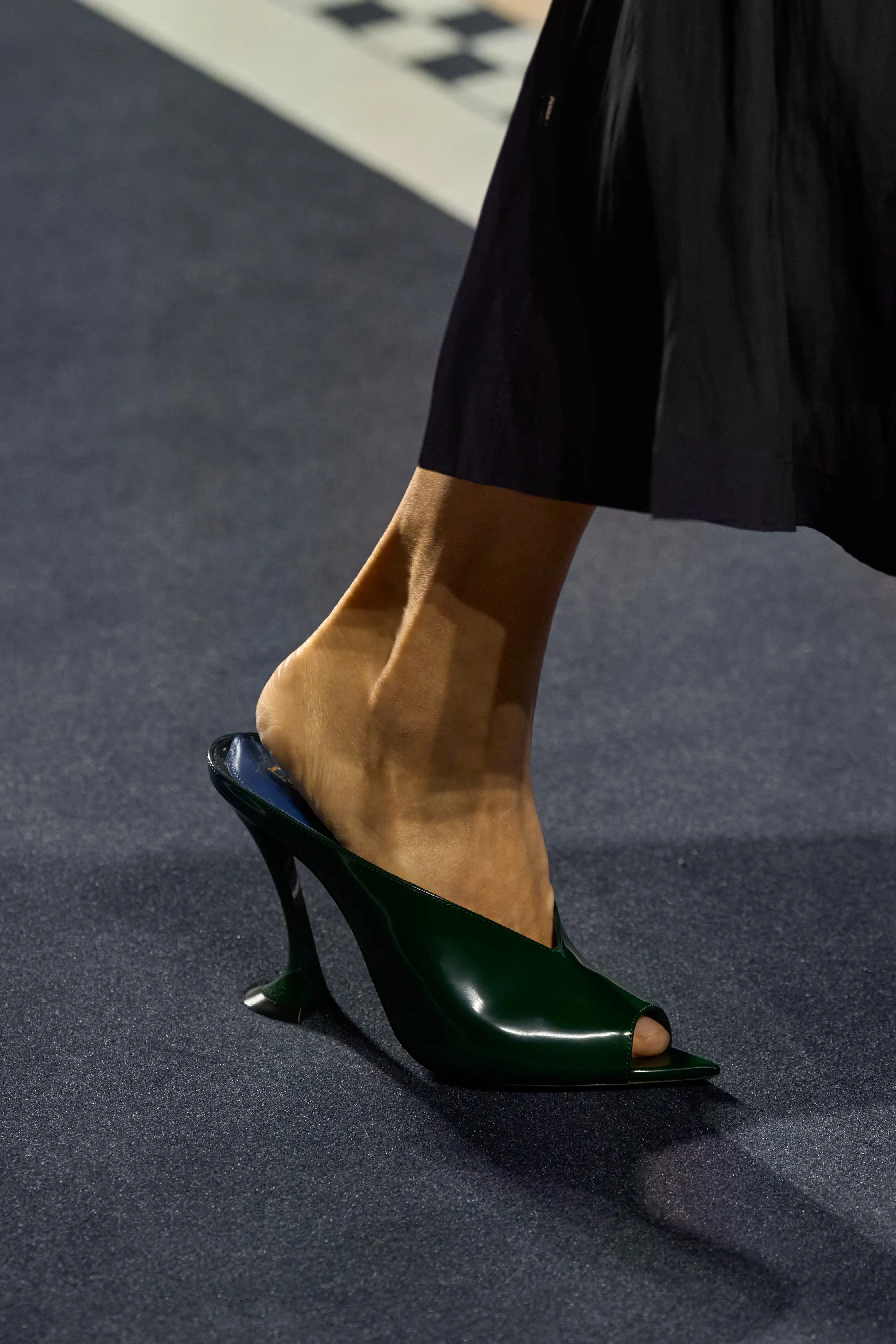 Обувь и сумки осень-зима 2025: ботфорты, туфли с открытым мыском, ридикюли и баулы (фото 21)