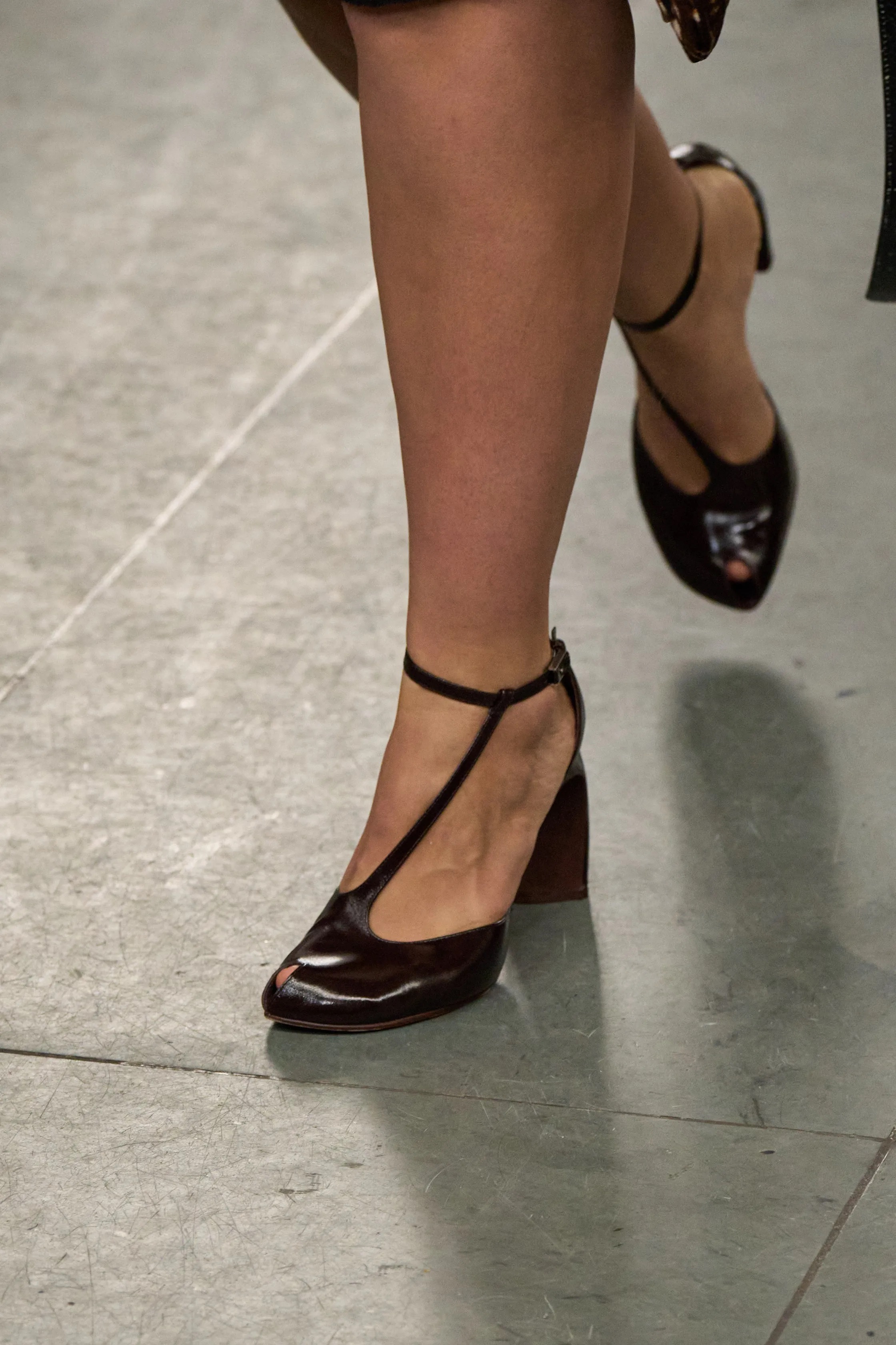 Обувь и сумки осень-зима 2025: ботфорты, туфли с открытым мыском, ридикюли и баулы (фото 23)