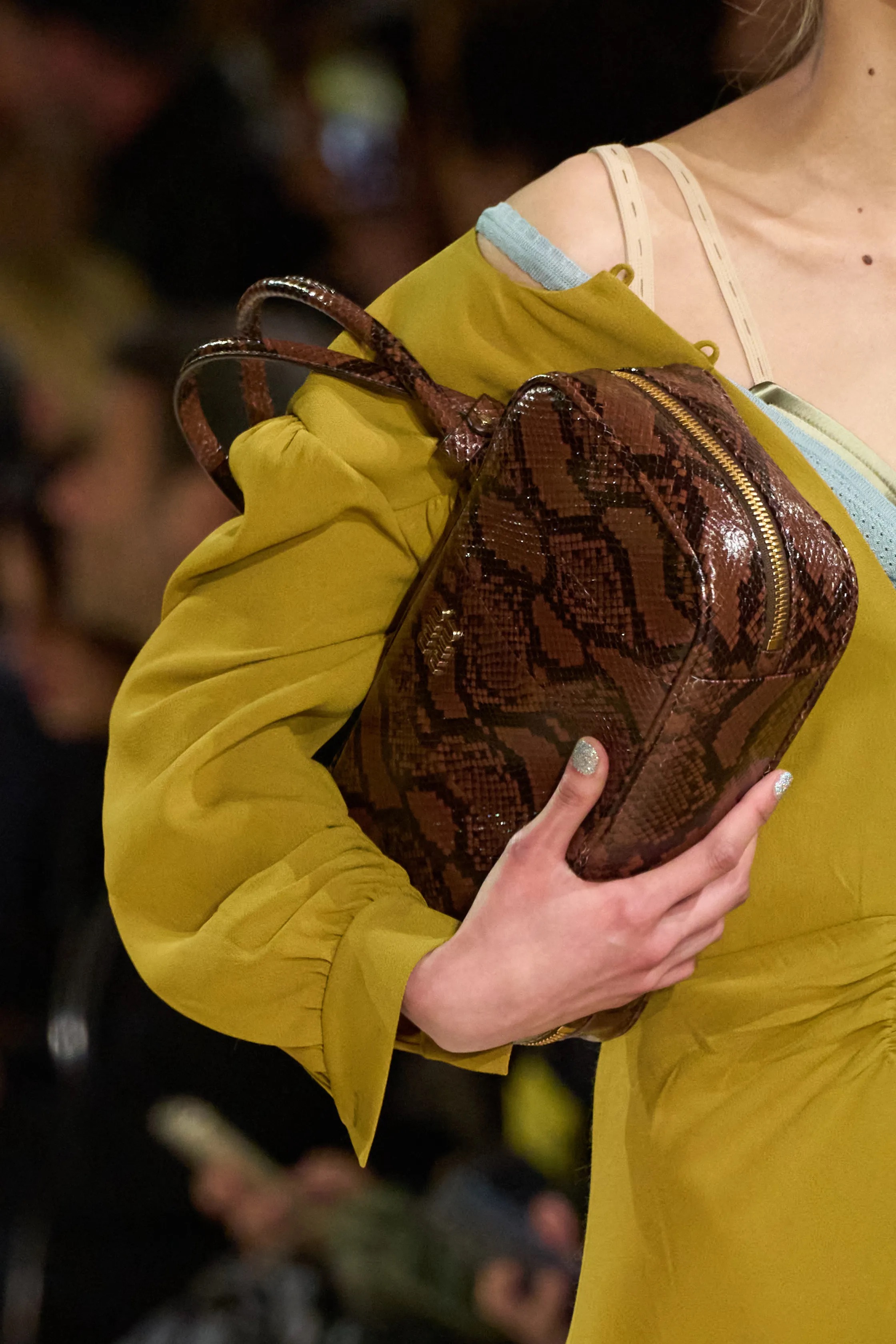 Обувь и сумки осень-зима 2025: ботфорты, туфли с открытым мыском, ридикюли и баулы (фото 28)