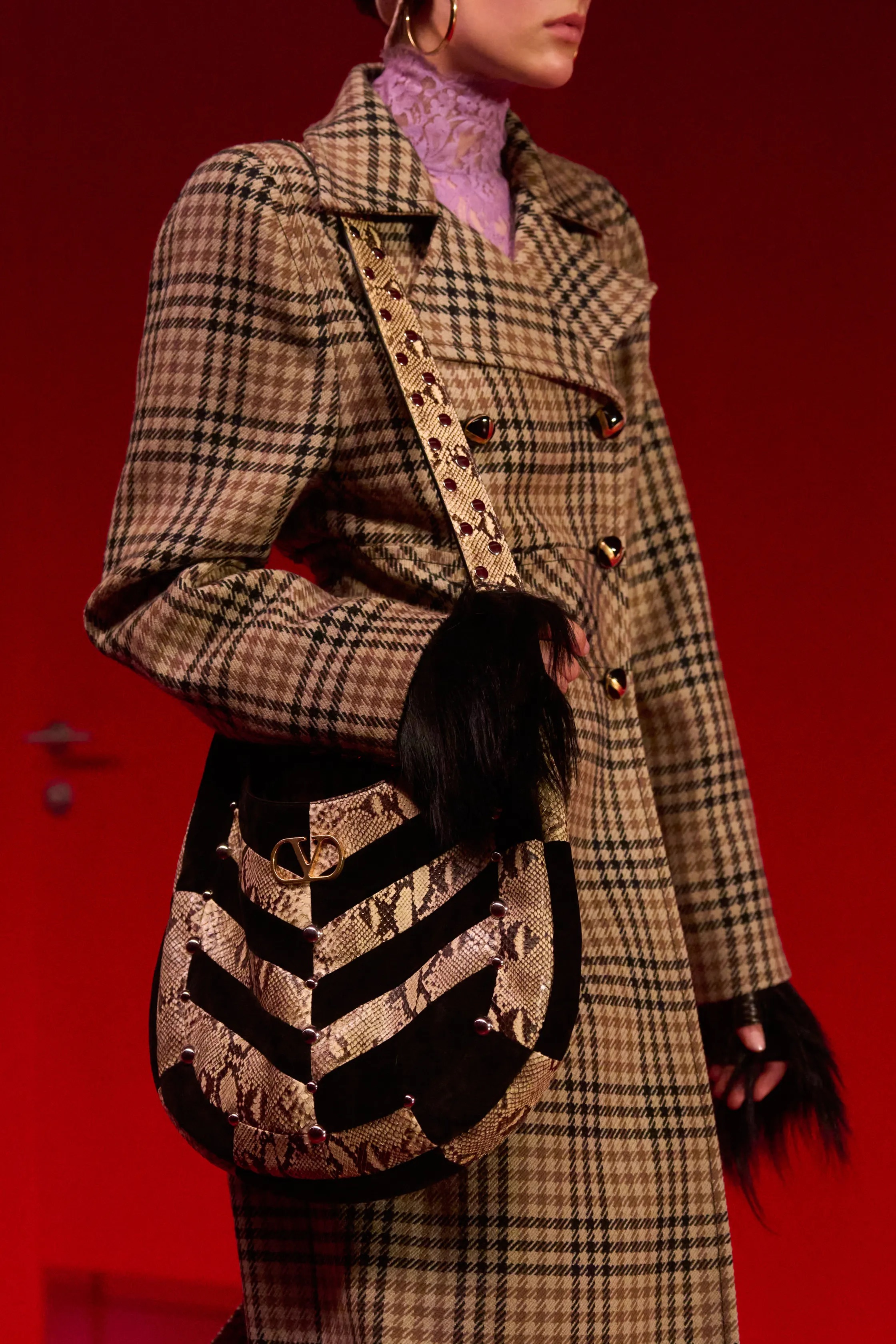 Обувь и сумки осень-зима 2025: ботфорты, туфли с открытым мыском, ридикюли и баулы (фото 25)