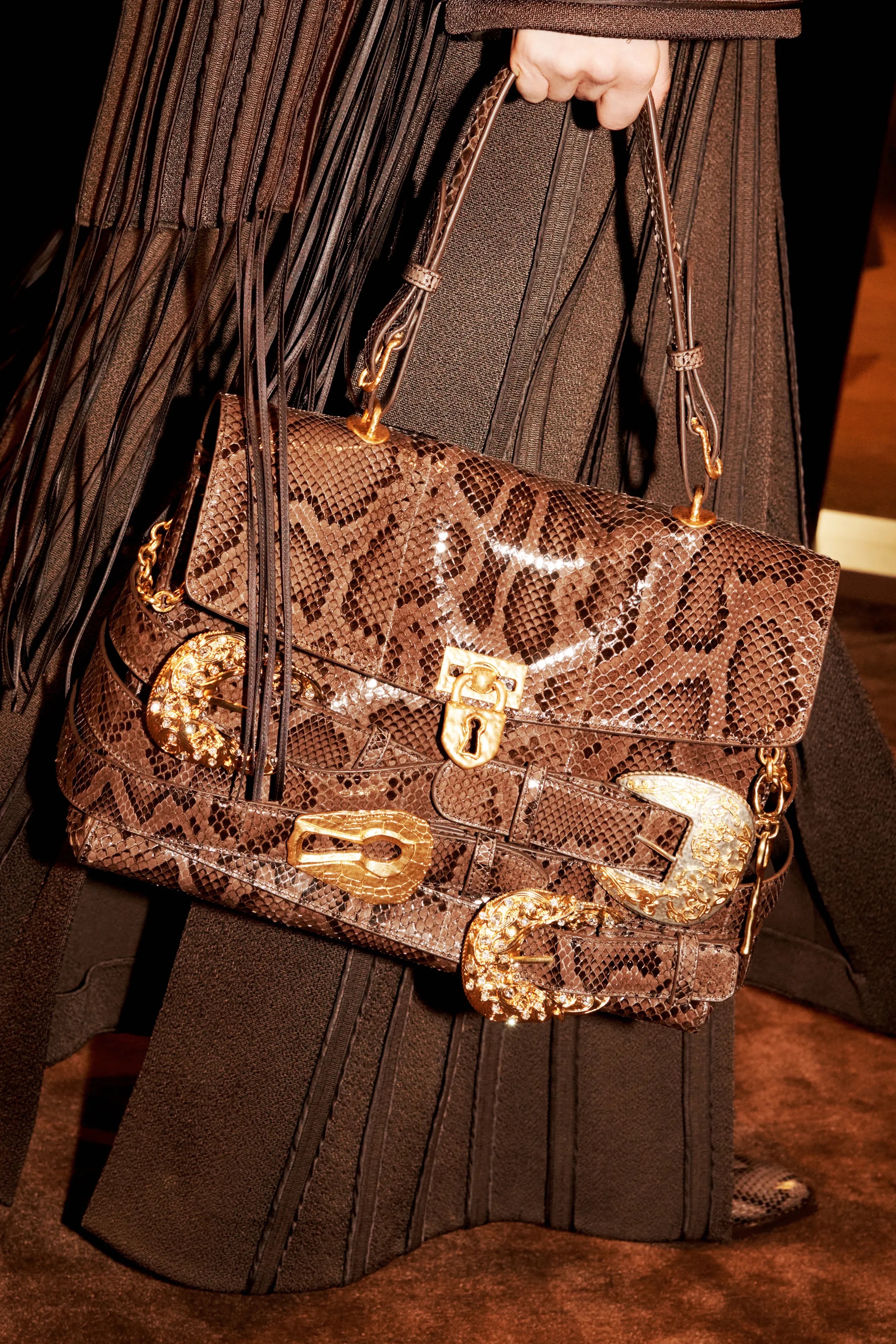 Обувь и сумки осень-зима 2025: ботфорты, туфли с открытым мыском, ридикюли и баулы (фото 24)