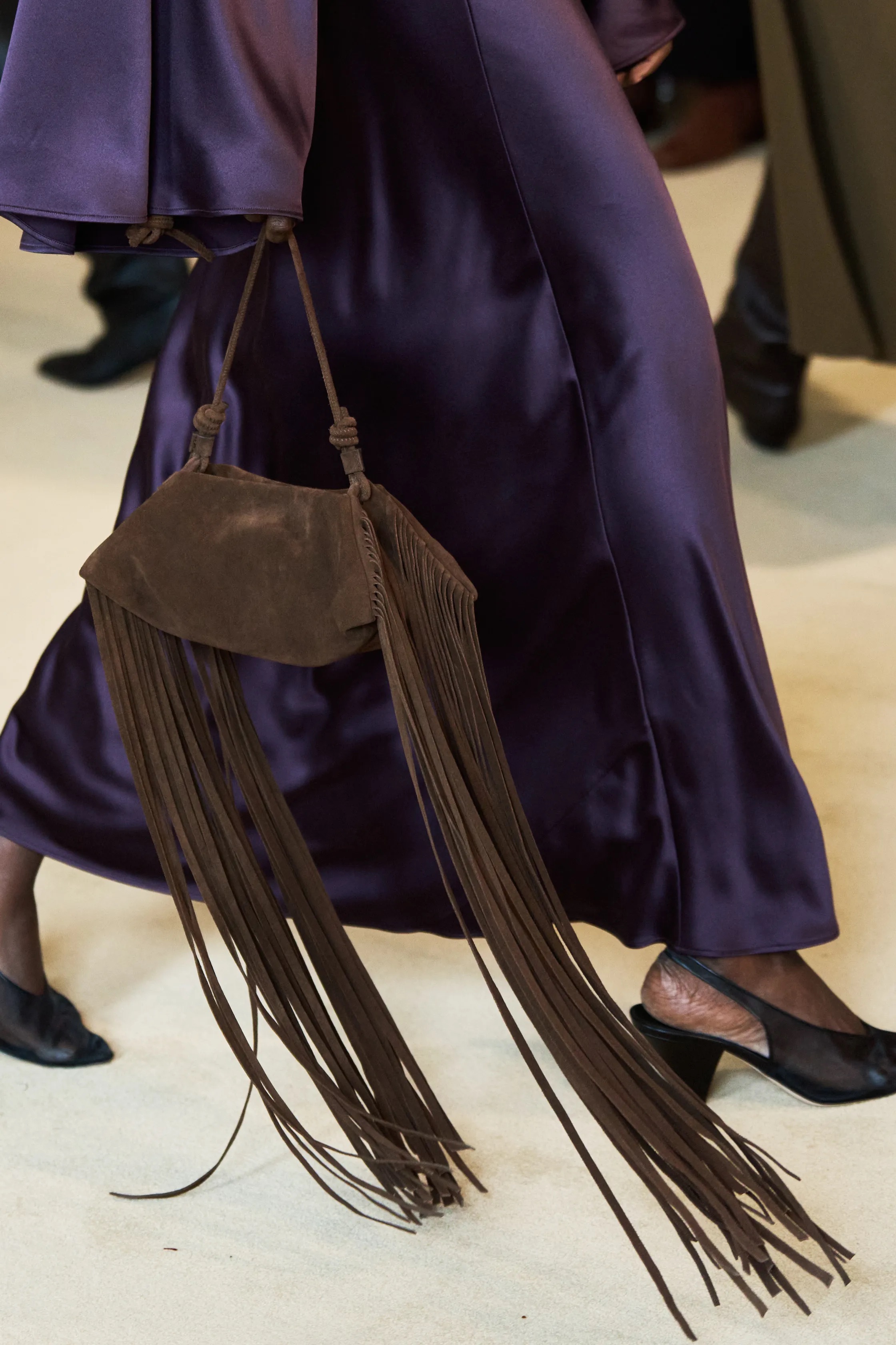 Обувь и сумки осень-зима 2025: ботфорты, туфли с открытым мыском, ридикюли и баулы (фото 35)