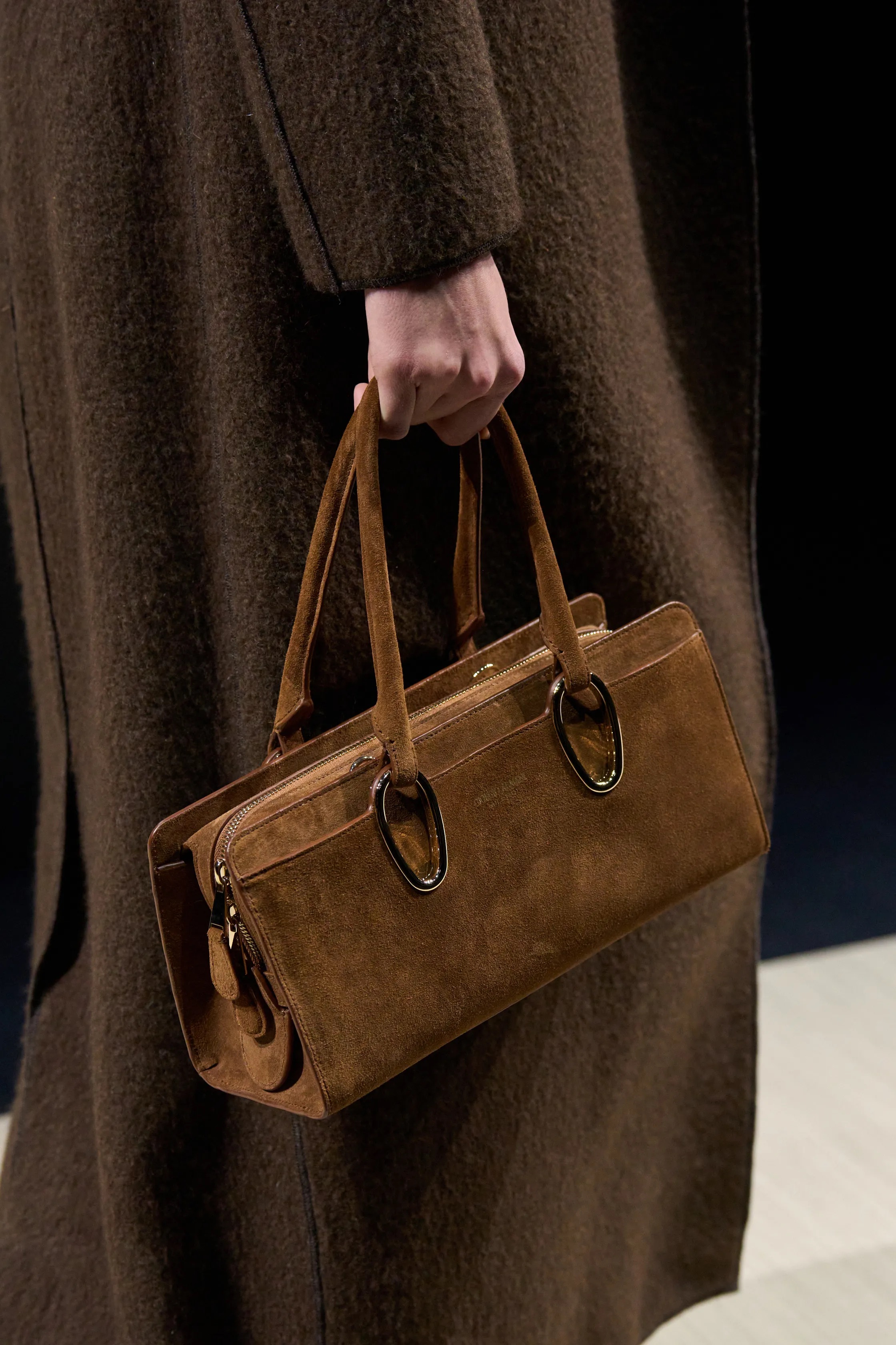 Обувь и сумки осень-зима 2025: ботфорты, туфли с открытым мыском, ридикюли и баулы (фото 33)