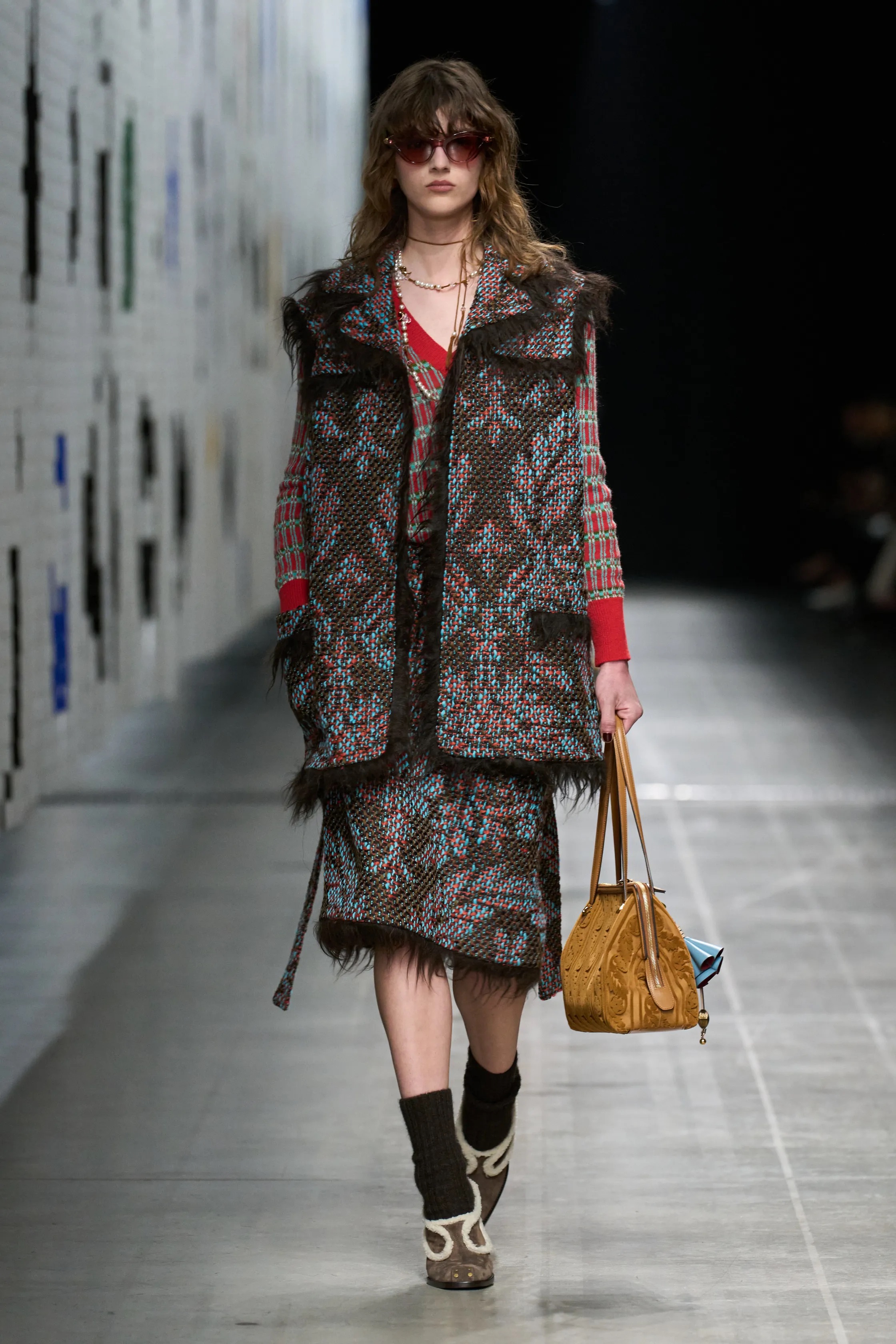 Обувь и сумки осень-зима 2025: ботфорты, туфли с открытым мыском, ридикюли и баулы (фото 34)