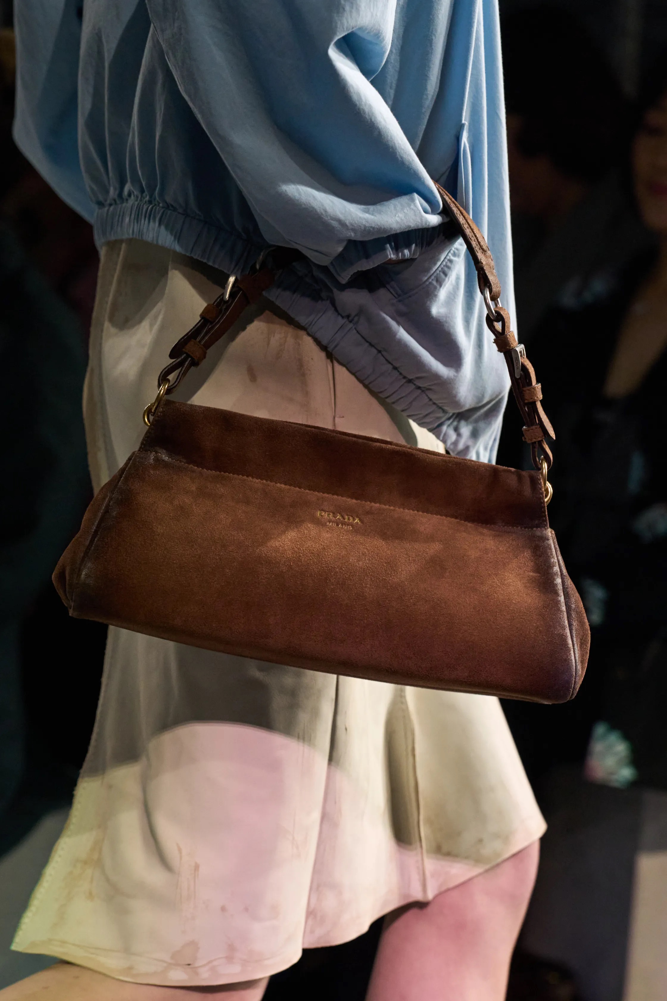 Обувь и сумки осень-зима 2025: ботфорты, туфли с открытым мыском, ридикюли и баулы (фото 29)