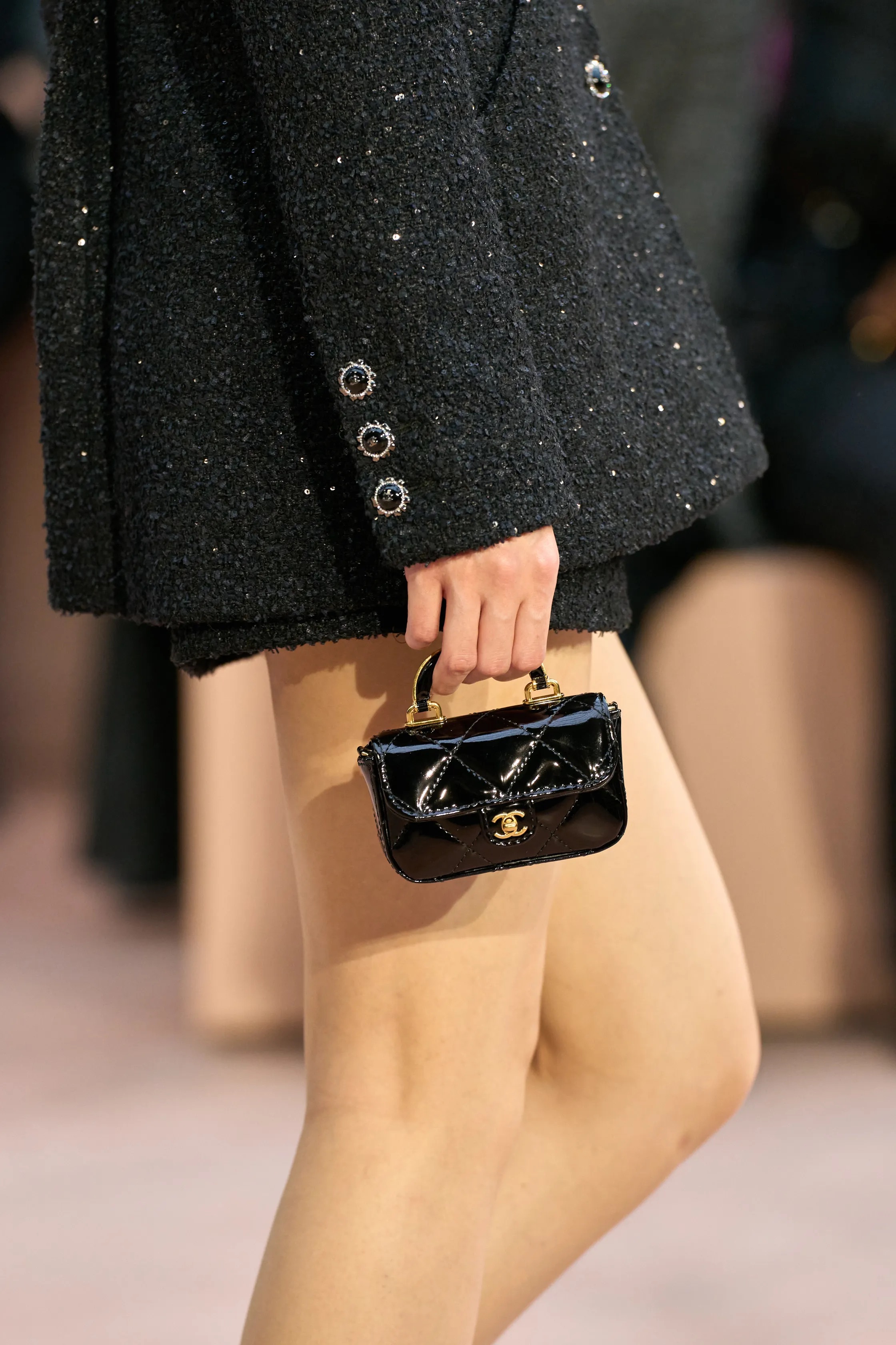 Обувь и сумки осень-зима 2025: ботфорты, туфли с открытым мыском, ридикюли и баулы (фото 41)