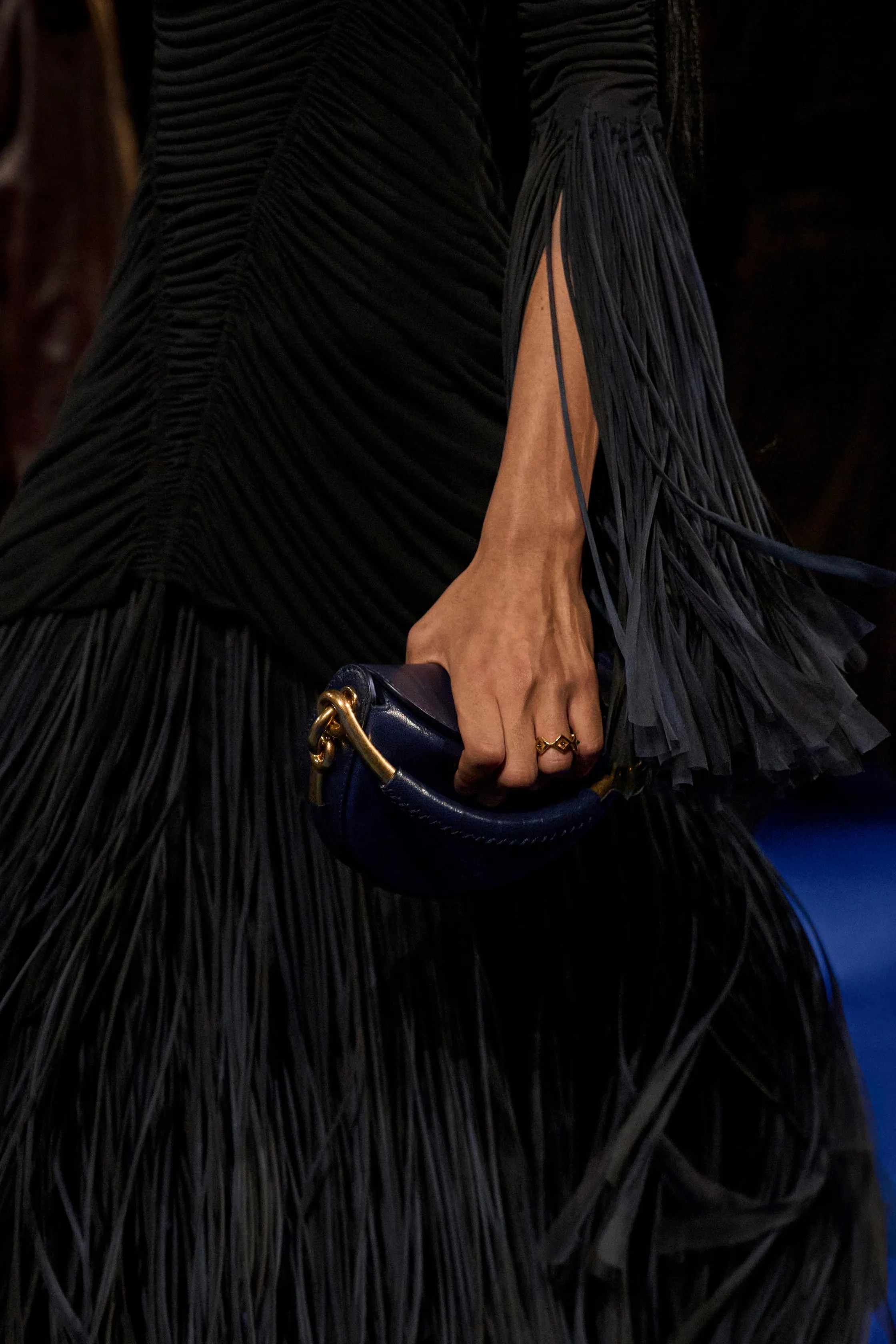 Обувь и сумки осень-зима 2025: ботфорты, туфли с открытым мыском, ридикюли и баулы (фото 44)