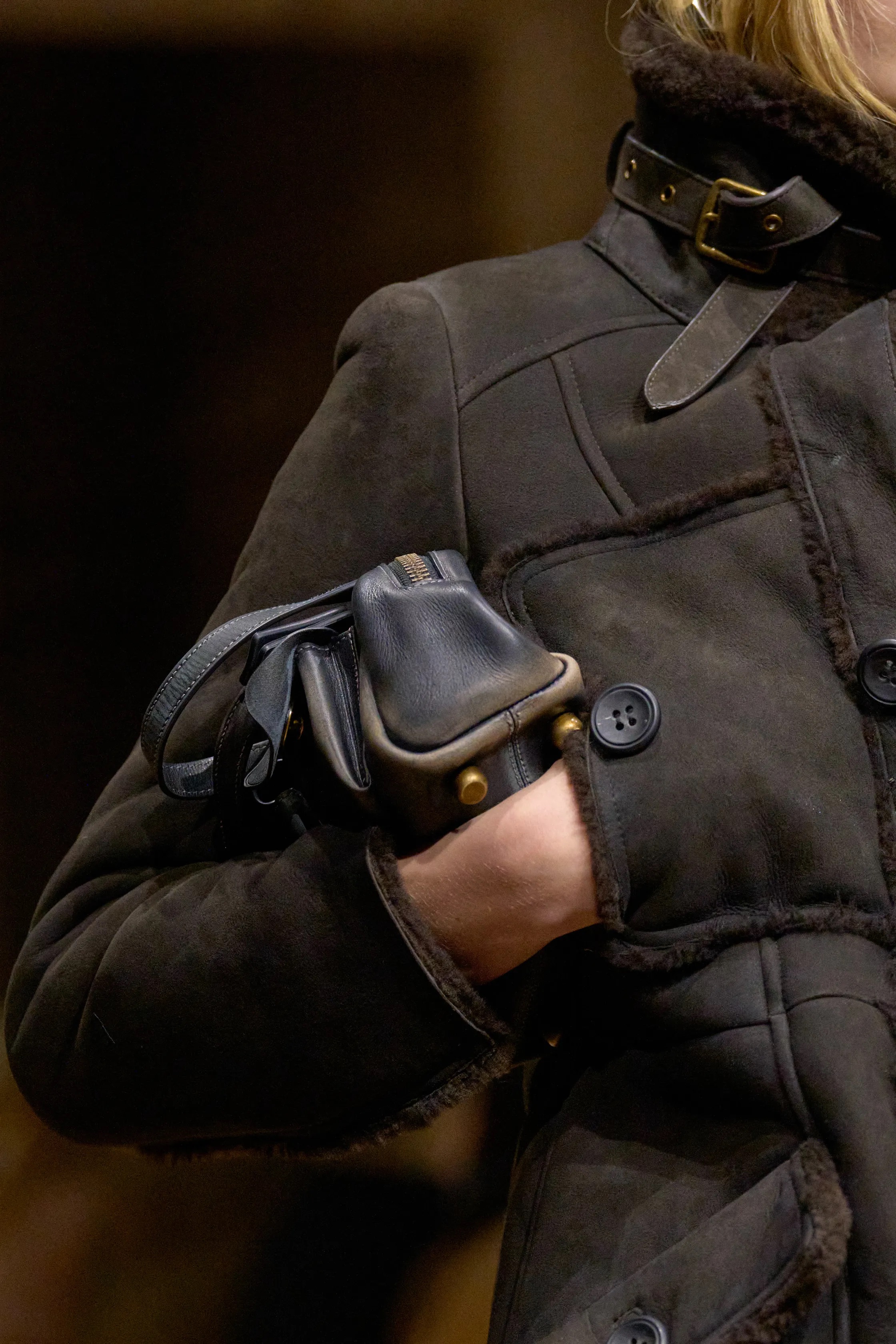 Обувь и сумки осень-зима 2025: ботфорты, туфли с открытым мыском, ридикюли и баулы (фото 40)