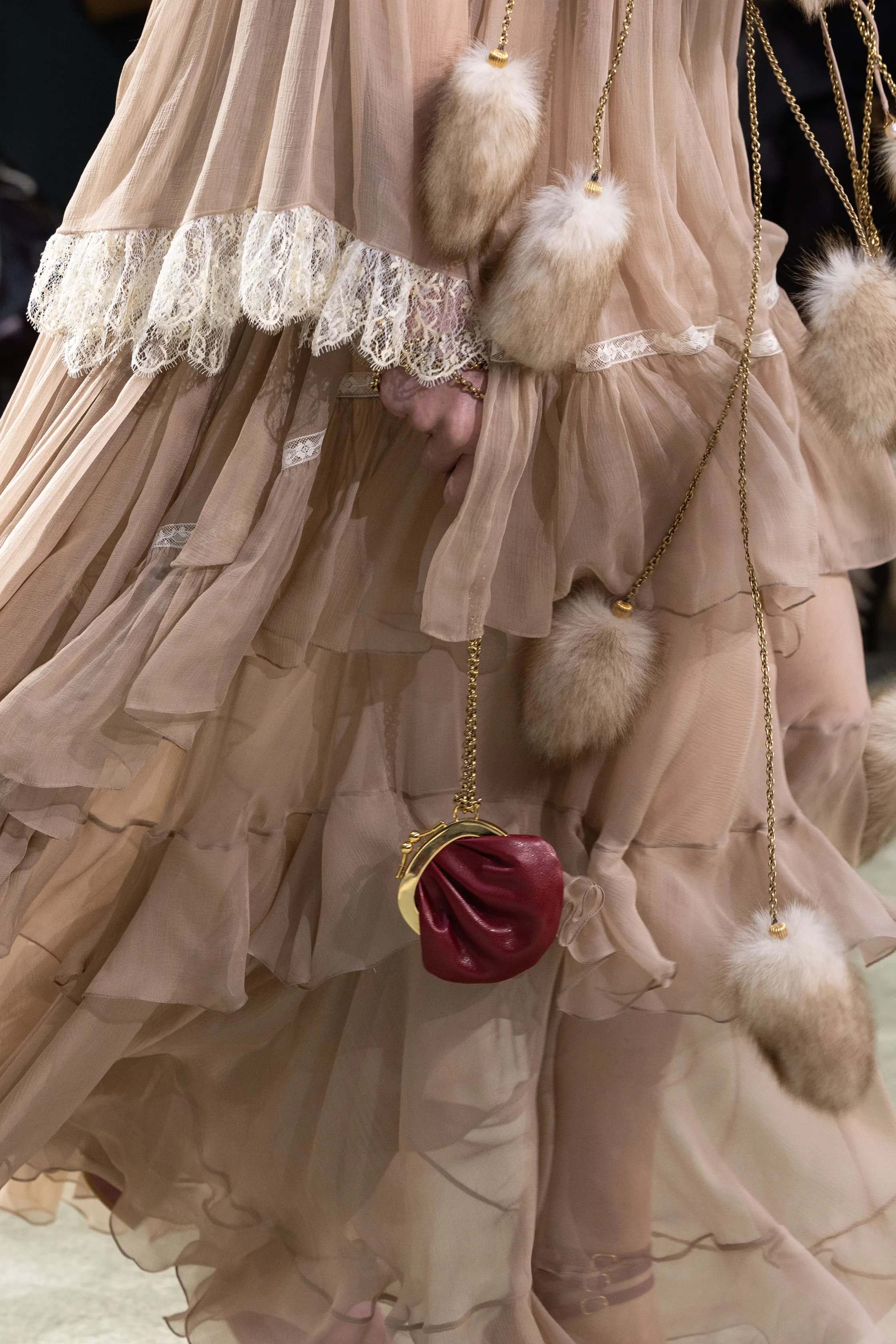 Обувь и сумки осень-зима 2025: ботфорты, туфли с открытым мыском, ридикюли и баулы (фото 39)