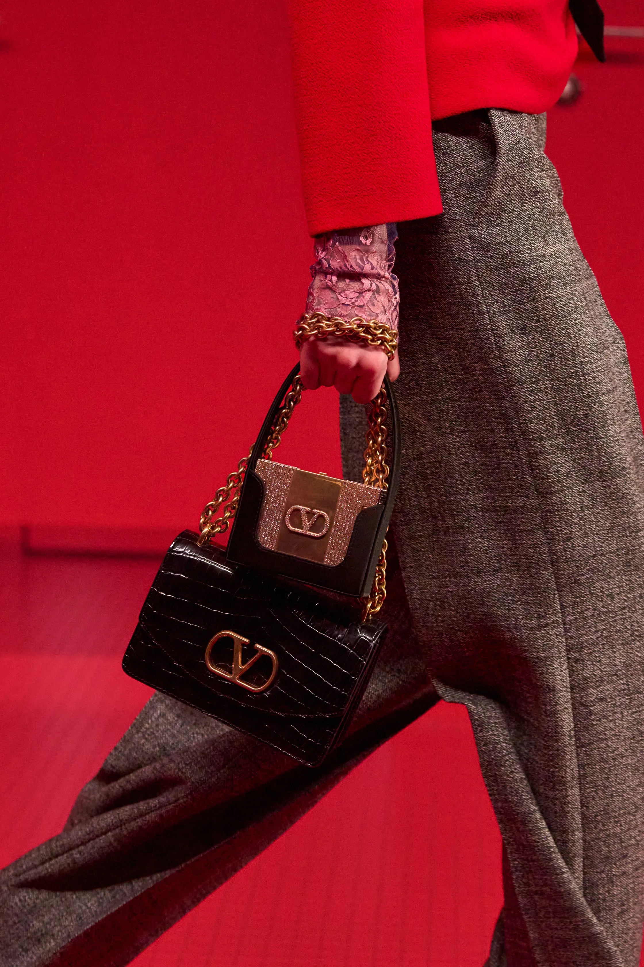 Обувь и сумки осень-зима 2025: ботфорты, туфли с открытым мыском, ридикюли и баулы (фото 36)