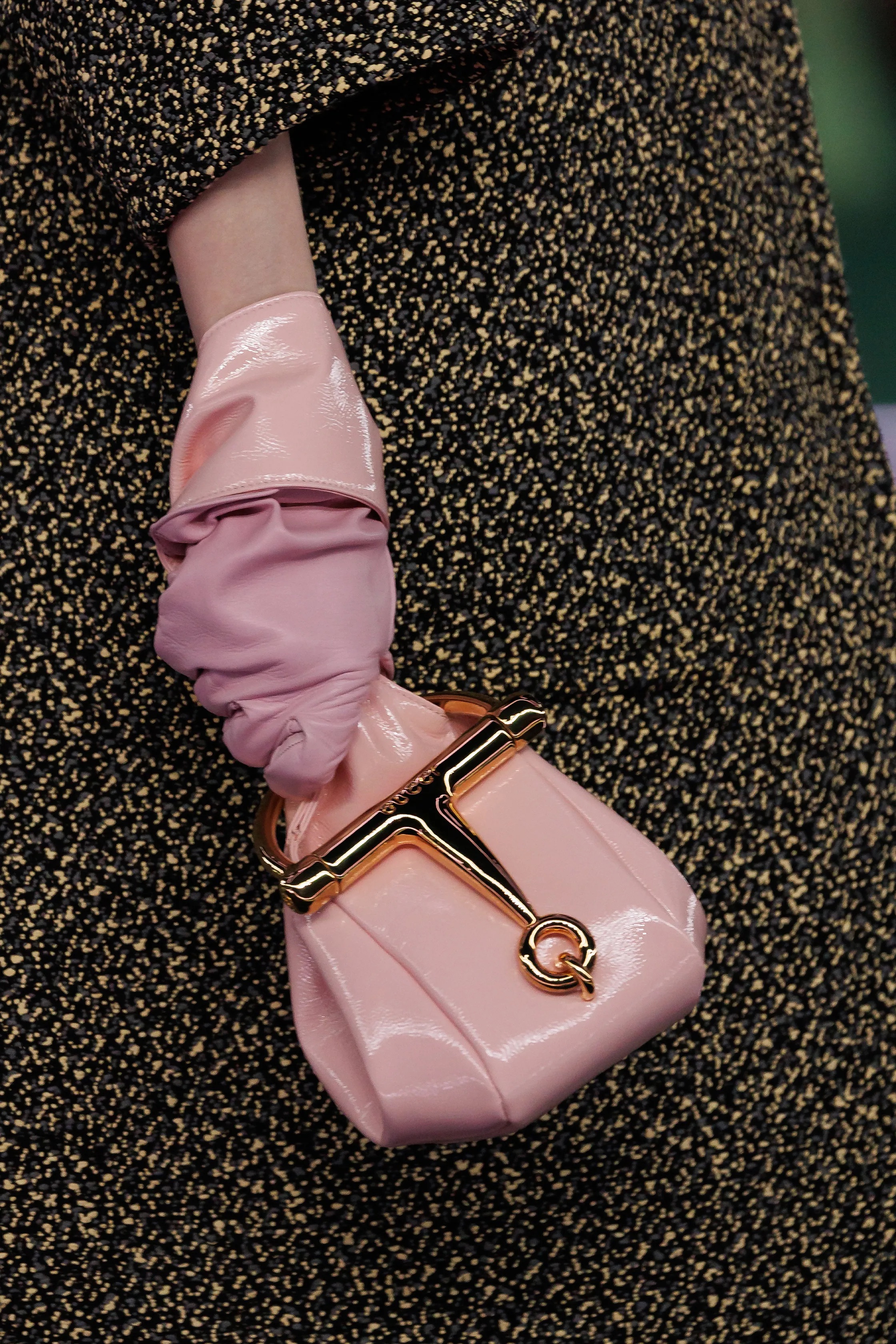 Обувь и сумки осень-зима 2025: ботфорты, туфли с открытым мыском, ридикюли и баулы (фото 37)