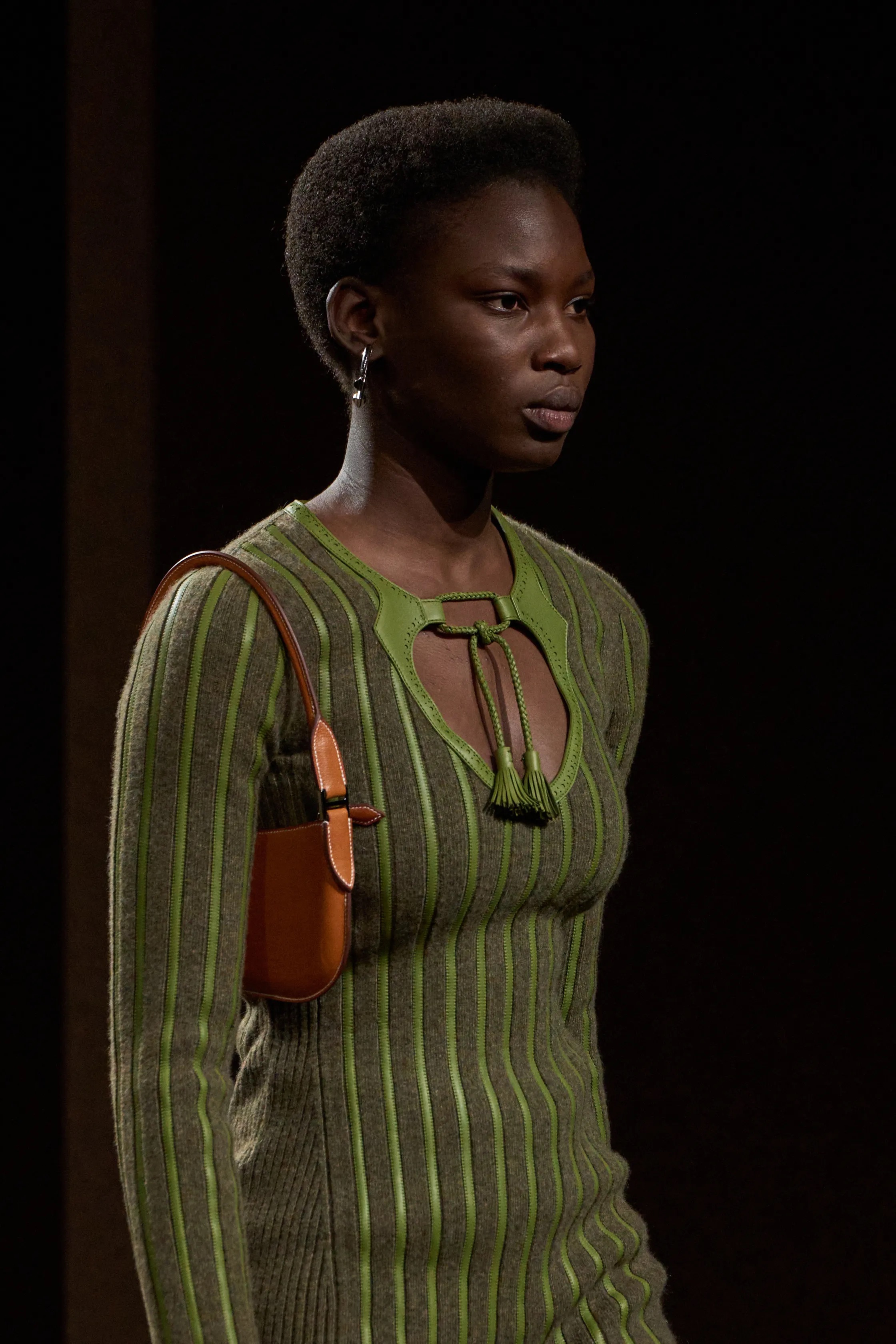 Обувь и сумки осень-зима 2025: ботфорты, туфли с открытым мыском, ридикюли и баулы (фото 42)